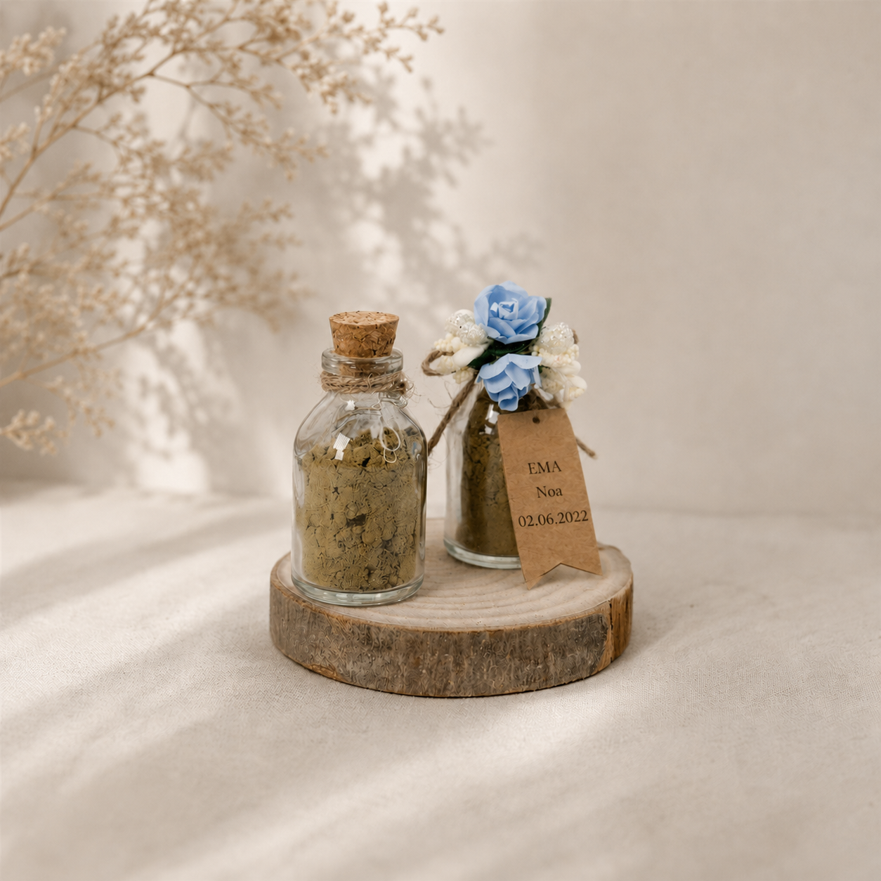 Personalisiertes Henna Pulver im Mini Glas mit blauer Blumendeko und Korkdeckel