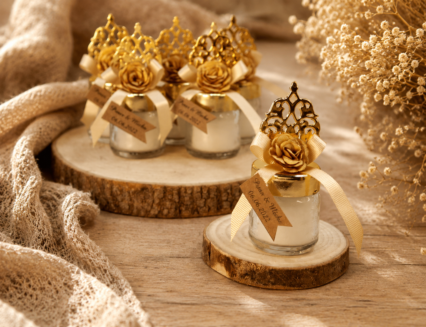 Personalisierte Kerze im Mini Glas mit goldfarbener Rose und Namensanhänger