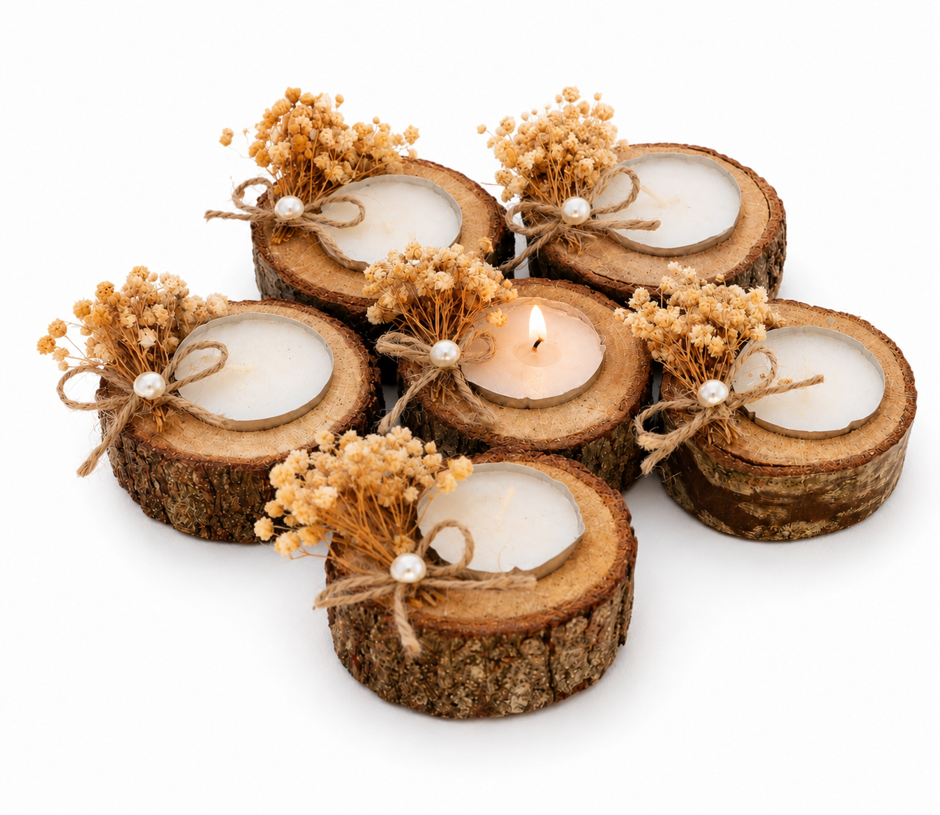 Kleine Kerze in natürlicher Holzscheibe mit Trockenblumen und Perle