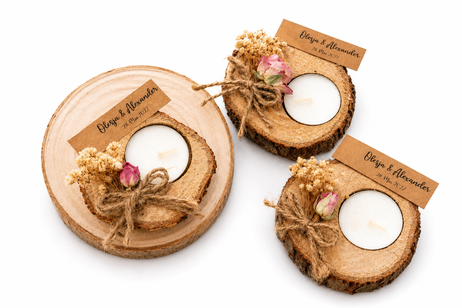 Personalisierte Kerze auf Holzscheibe mit Trockenblumen, Juteband und Rosenknospe