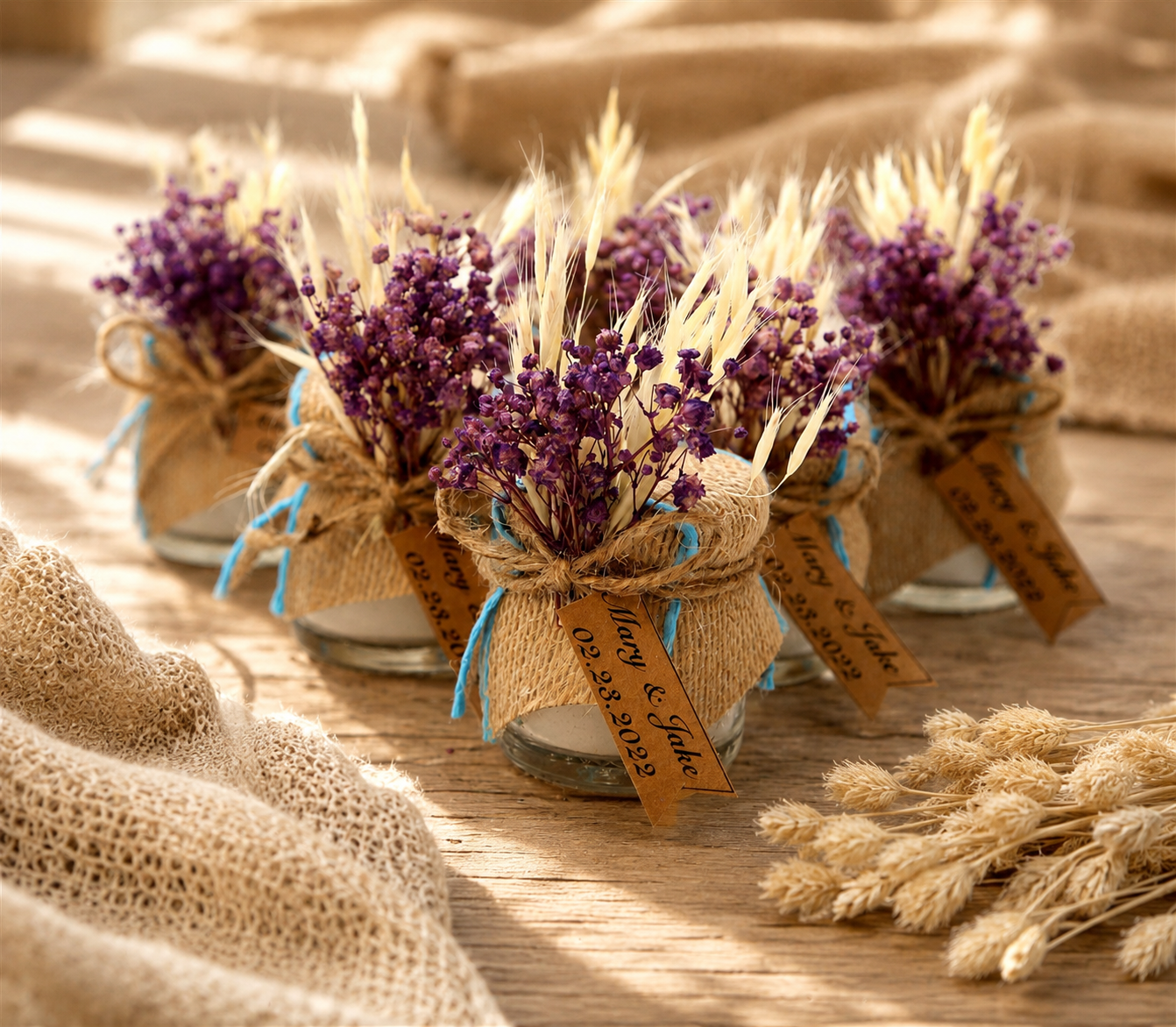 Personalisierte Kerze im Glas mit Jute, lila Trockenblumen und Namensanhänger