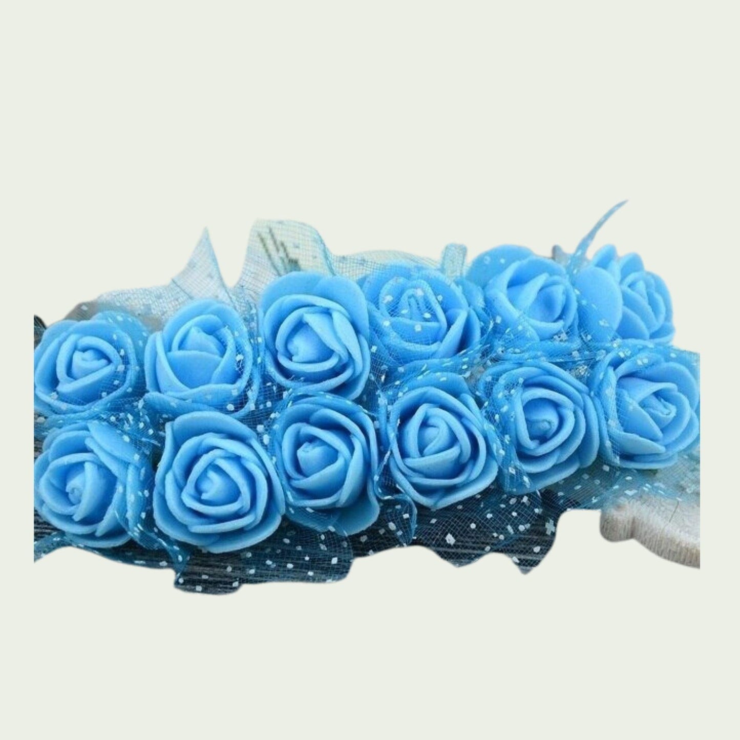Blaue Kunstrosen mit Spitze