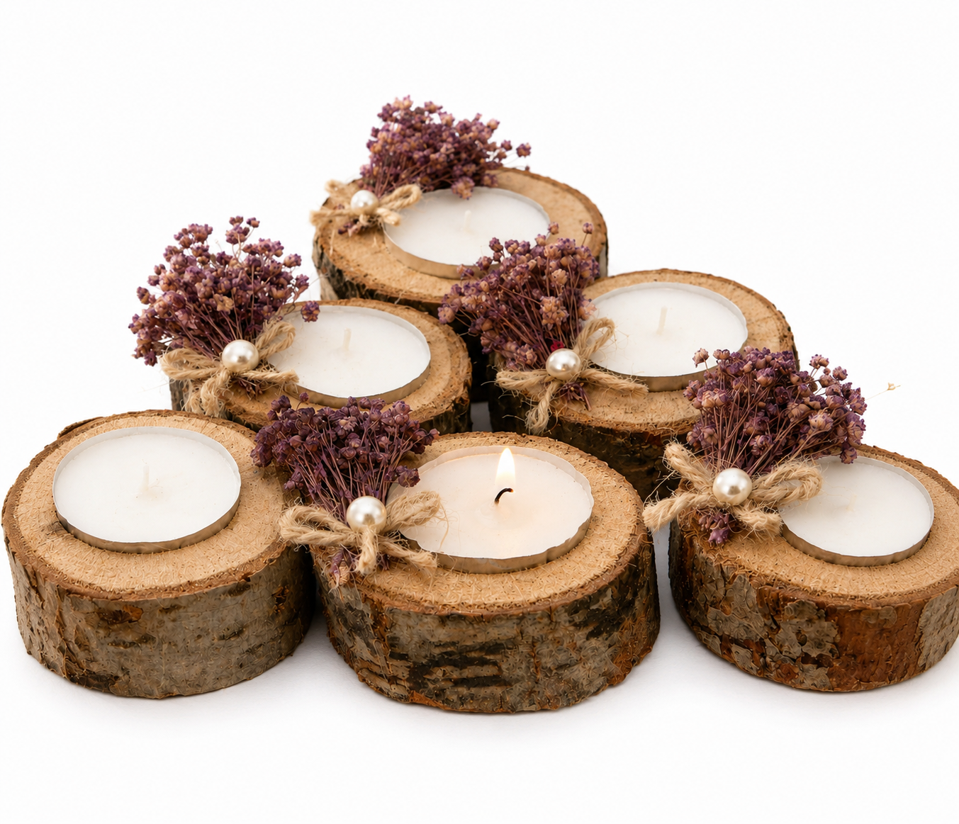 Kleine Kerze in natürlicher Holzscheibe mit lila Trockenblumen und Perle