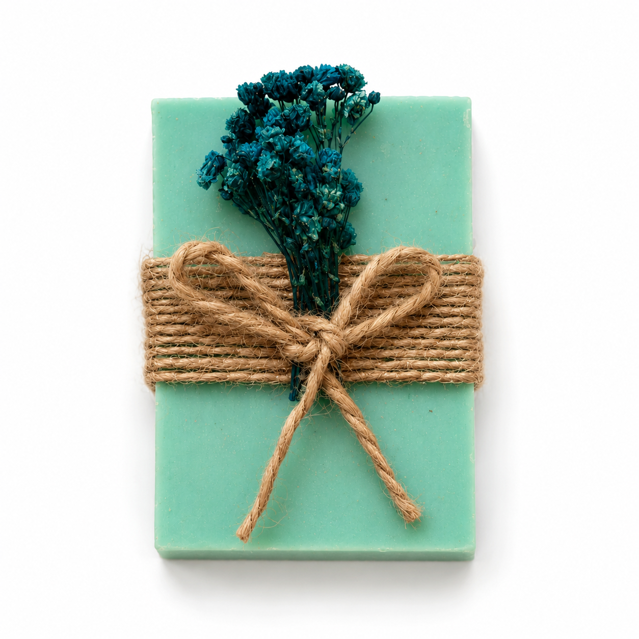 Lavendelseife in Tuerkis mit Juteband und blauen Trockenblumen