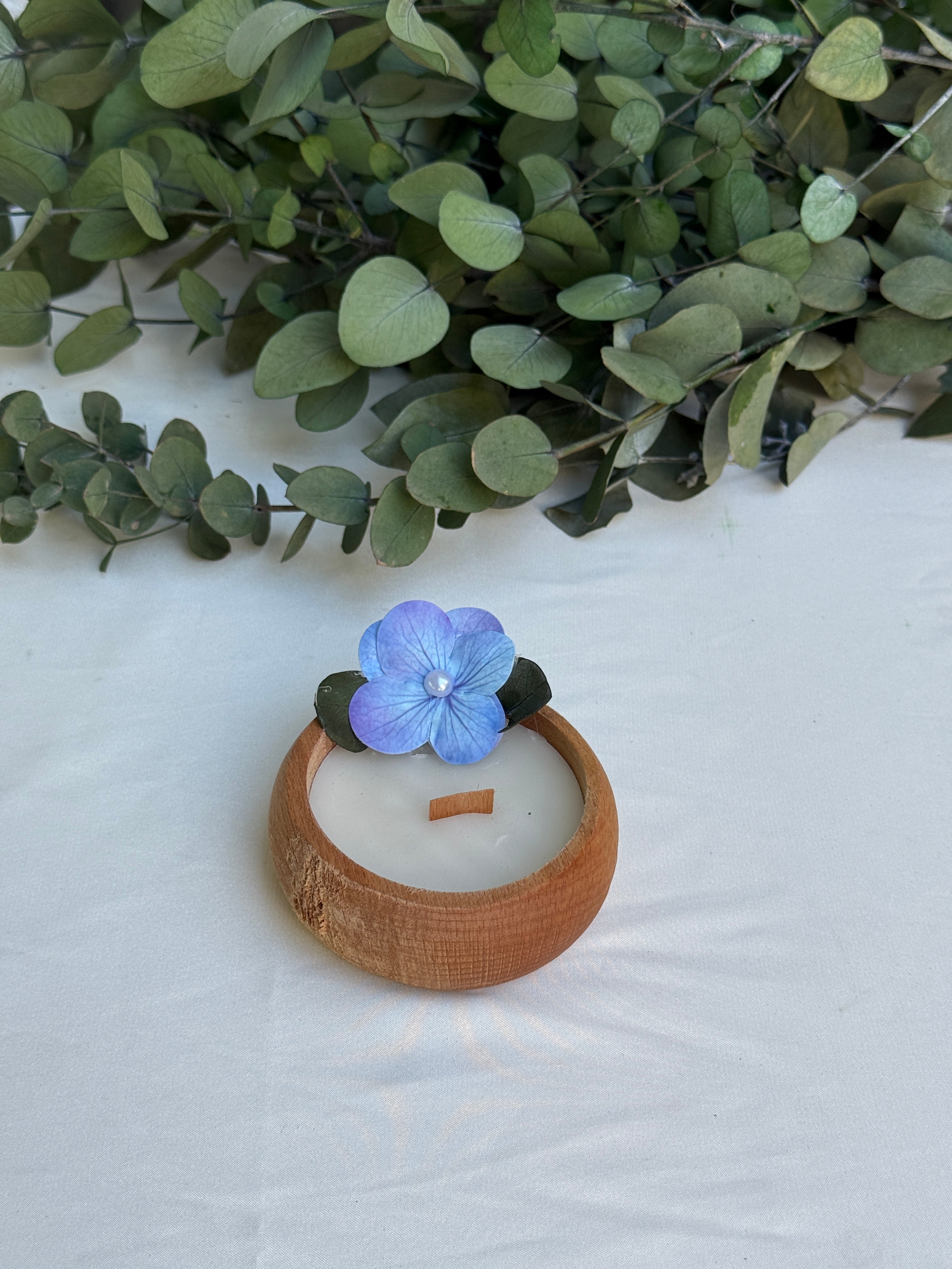 Bougie en bois avec fleur