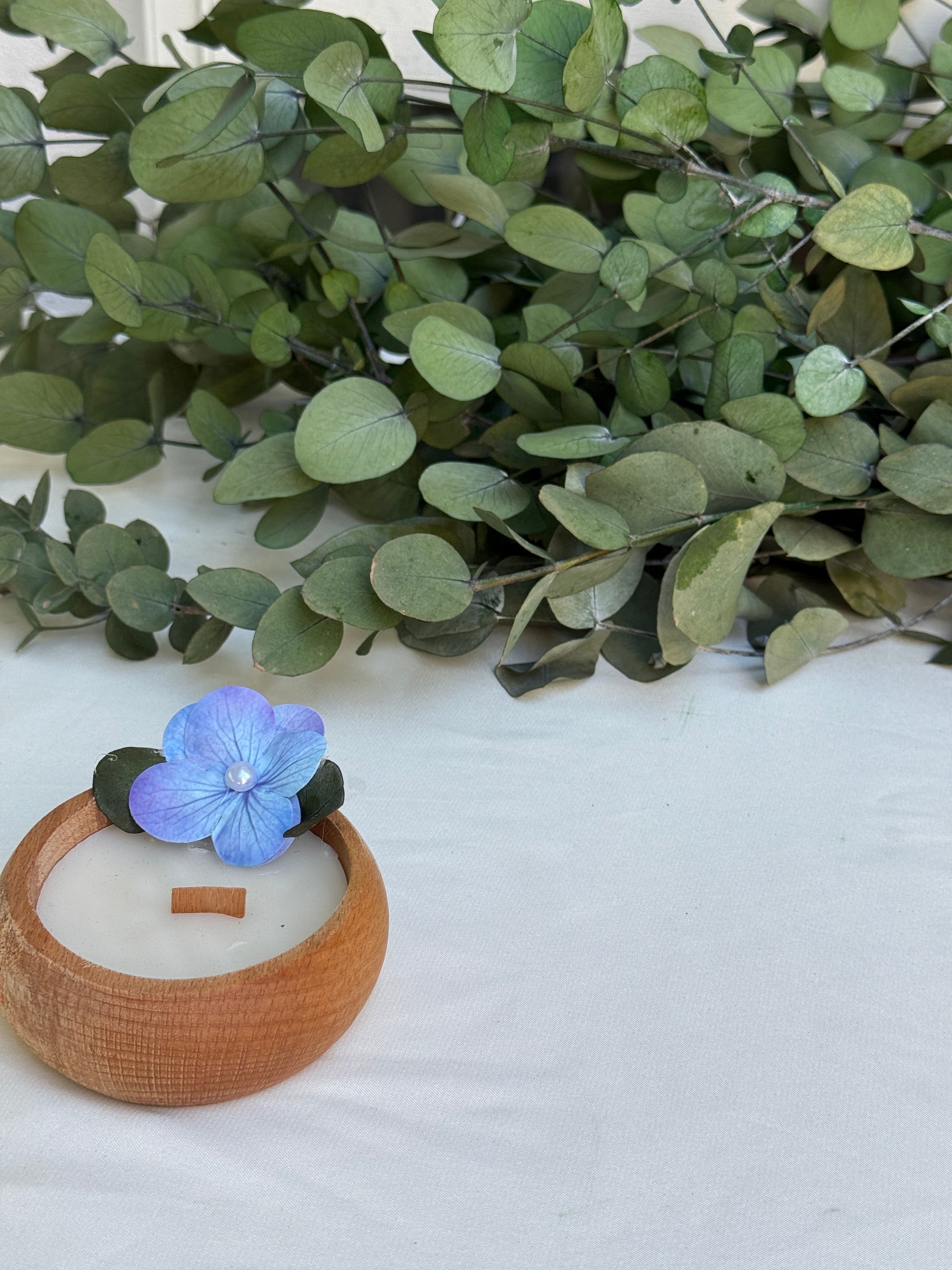 Bougie en bois avec fleur