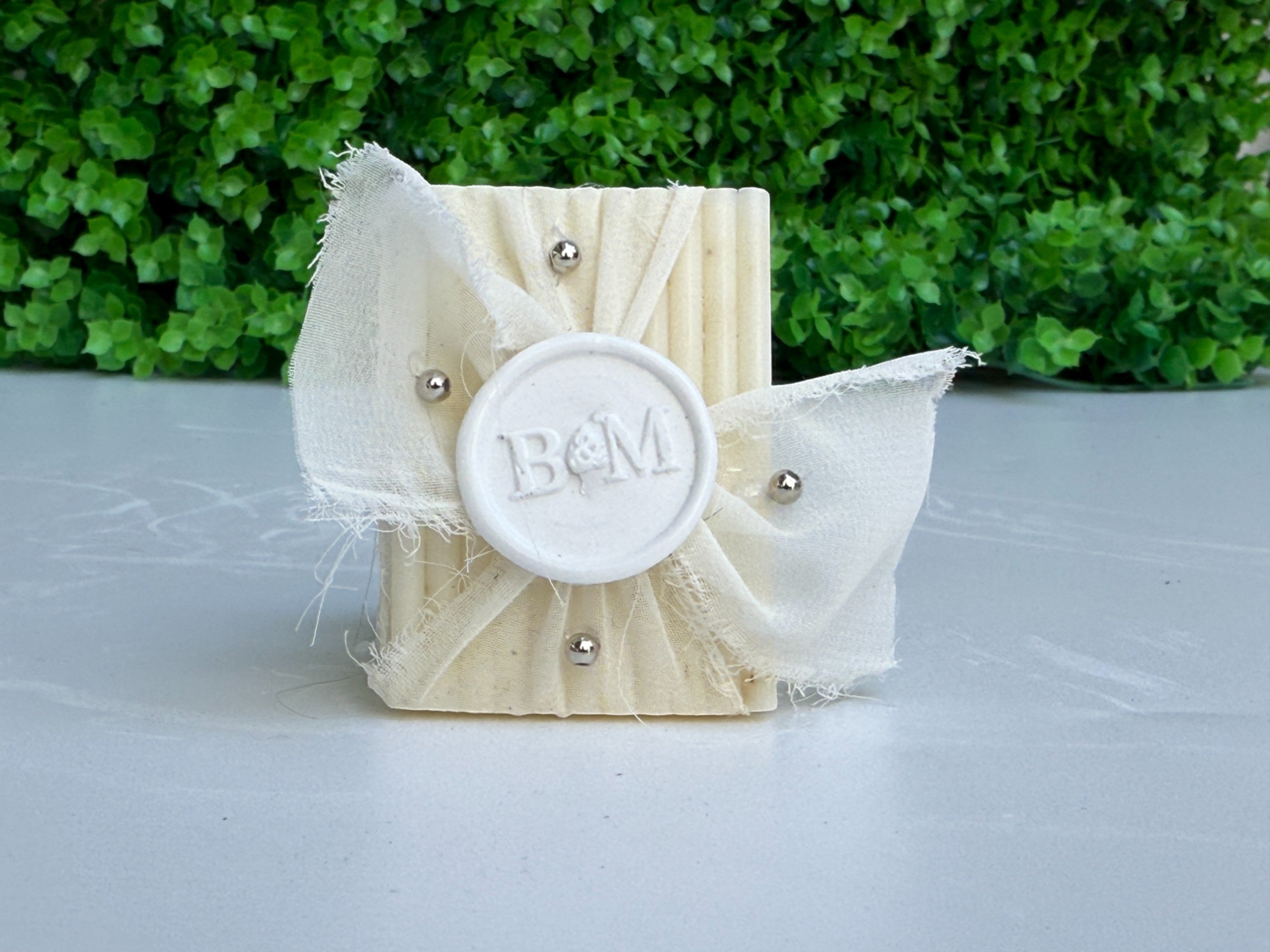 Savon parfumé avec noeud et sceau