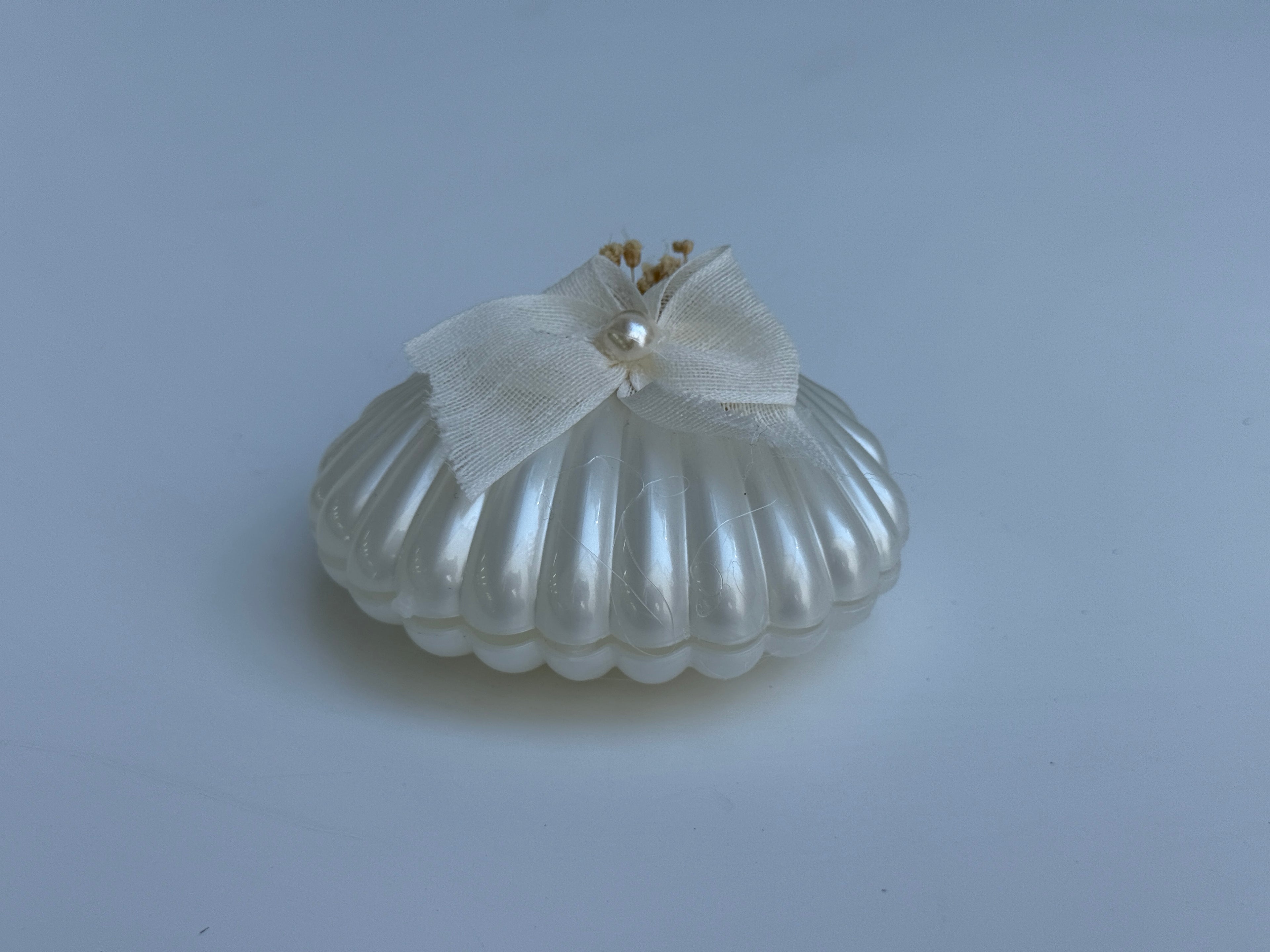 Candela di conchiglia con perla