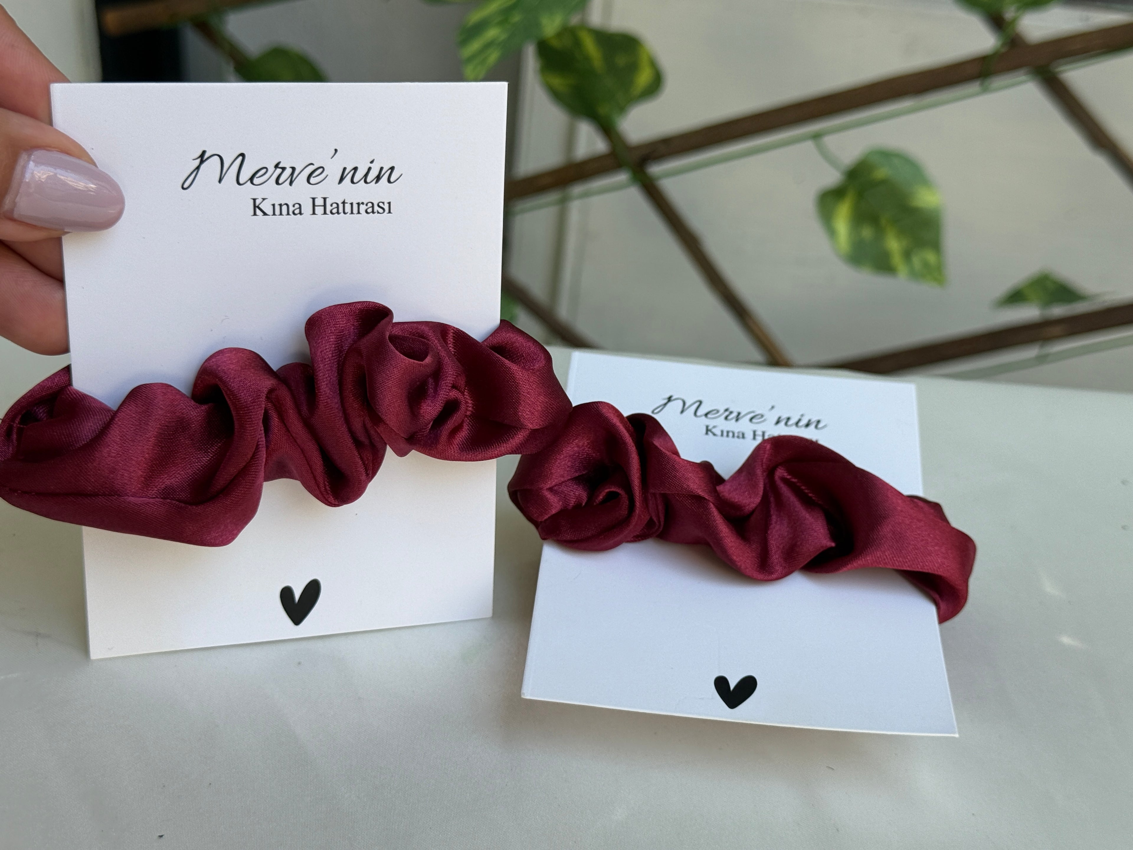 Élastique à cheveux en satin rouge vin