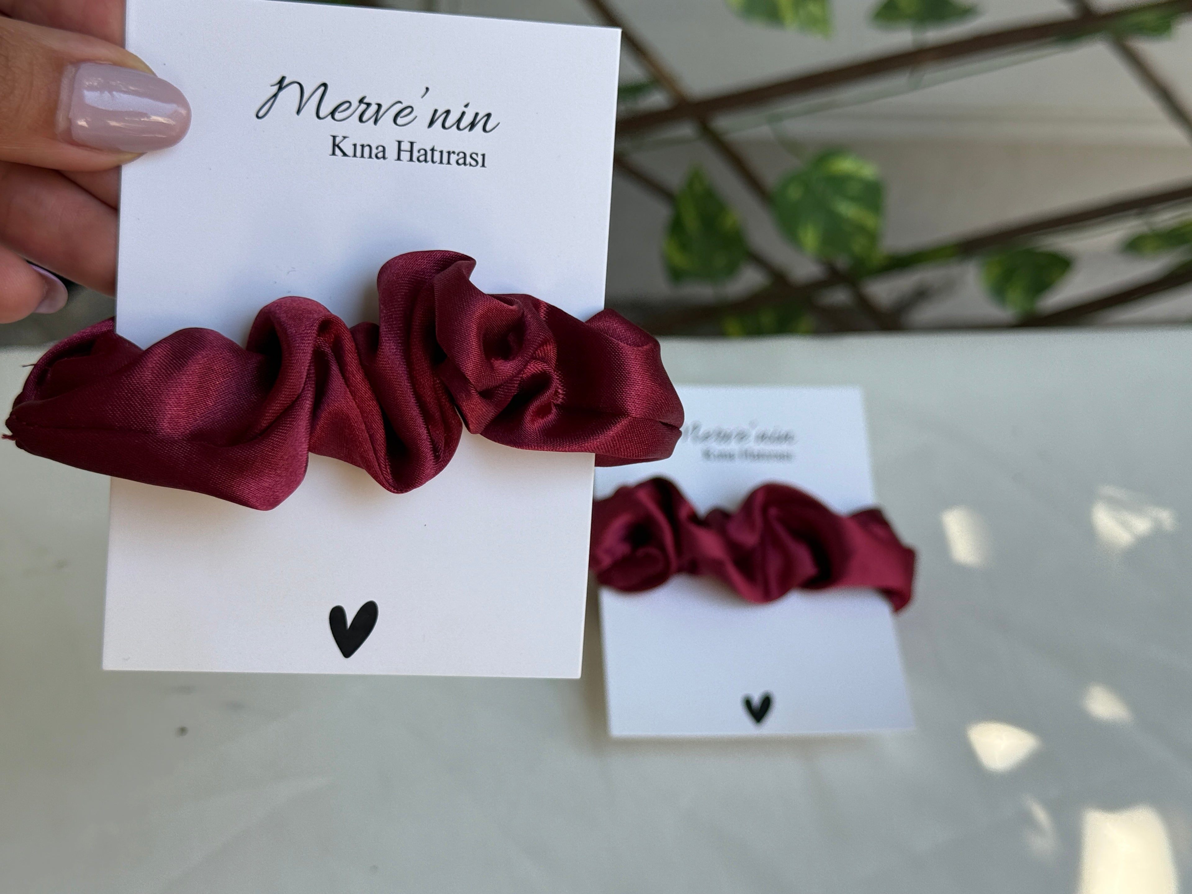 Élastique à cheveux en satin rouge vin