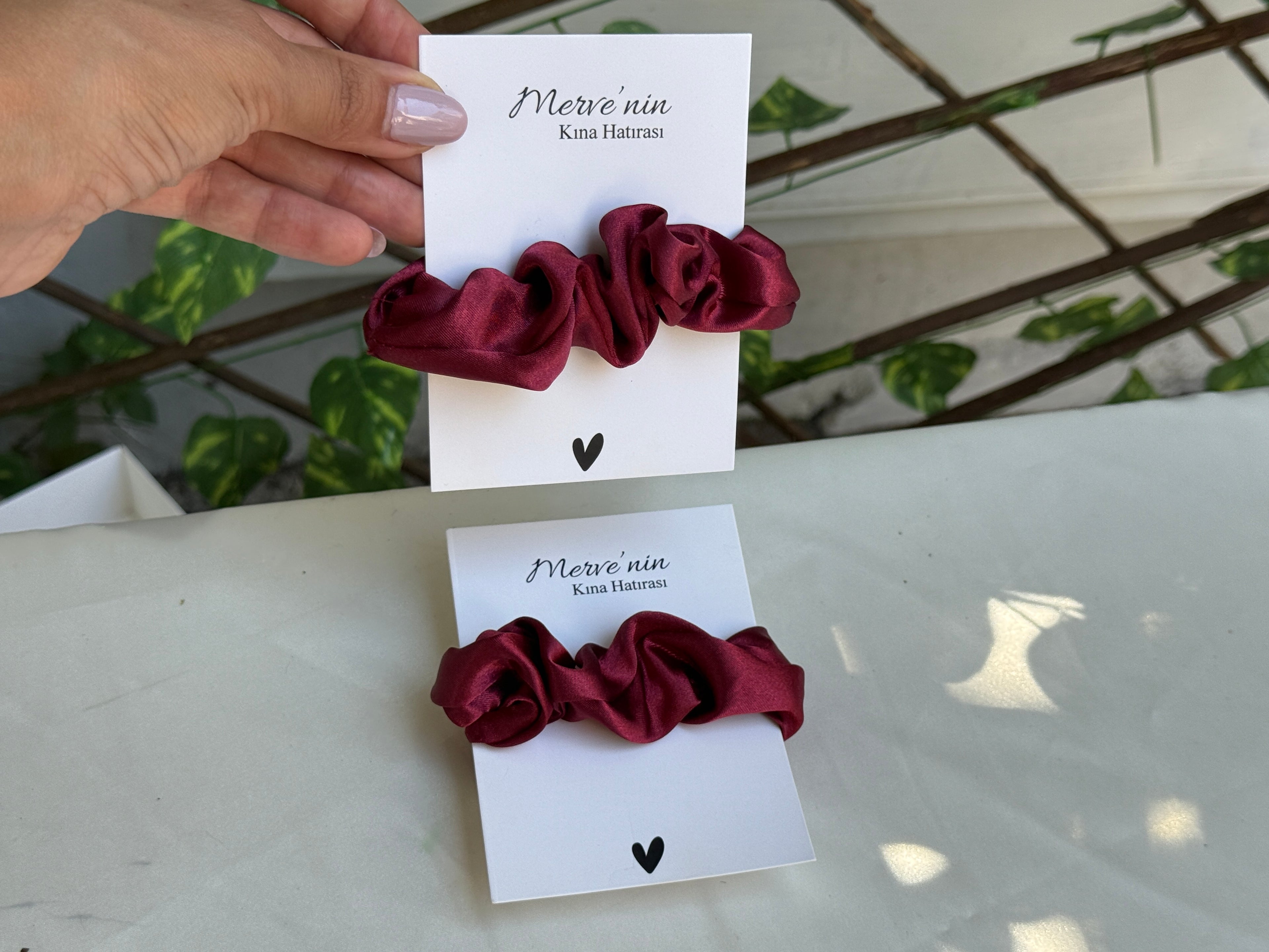 Élastique à cheveux en satin rouge vin
