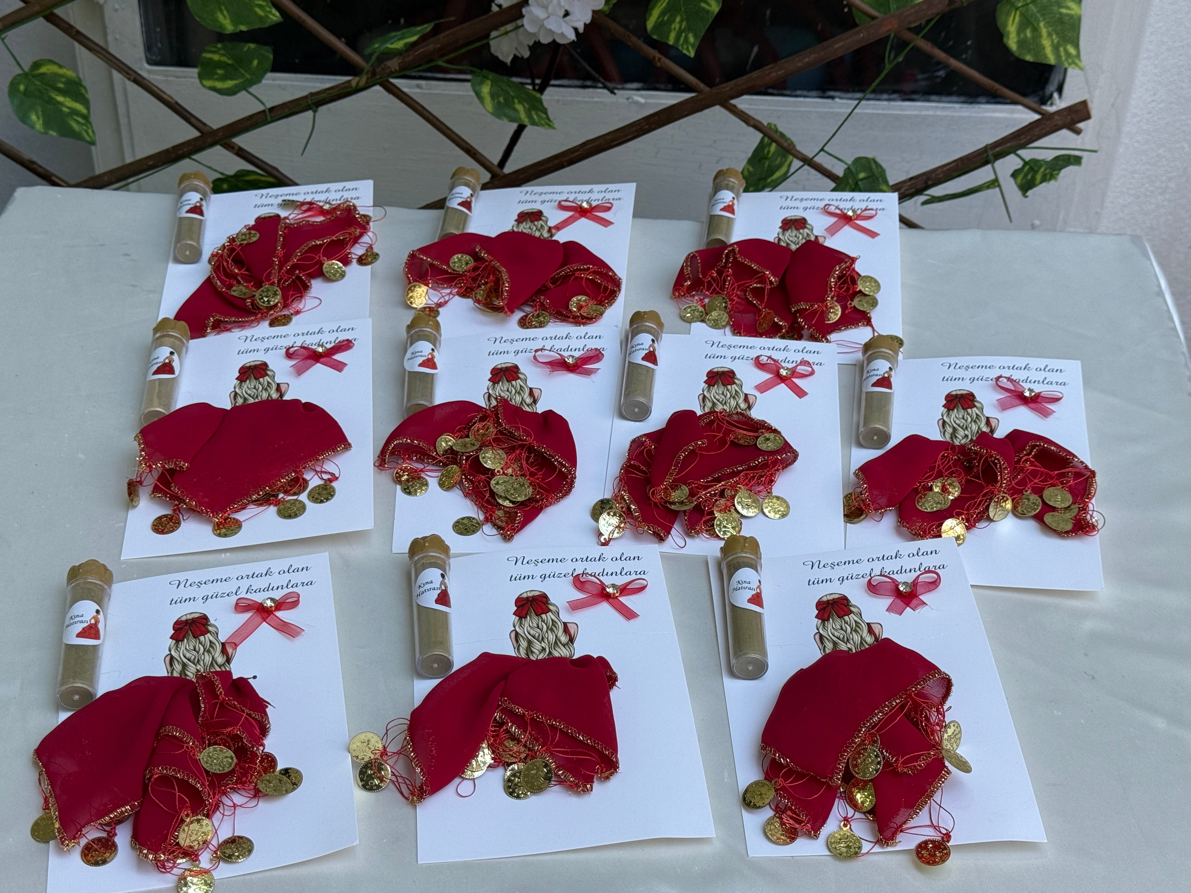 Sciarpa Halay rossa con cartoncino e henné