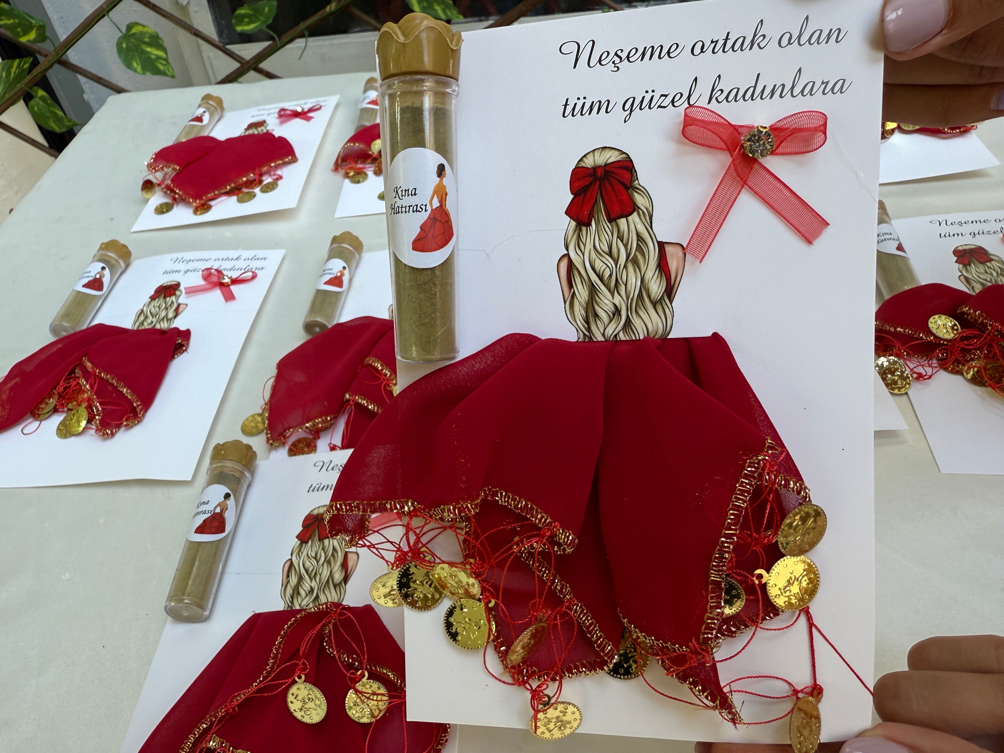 Sciarpa Halay rossa con cartoncino e henné