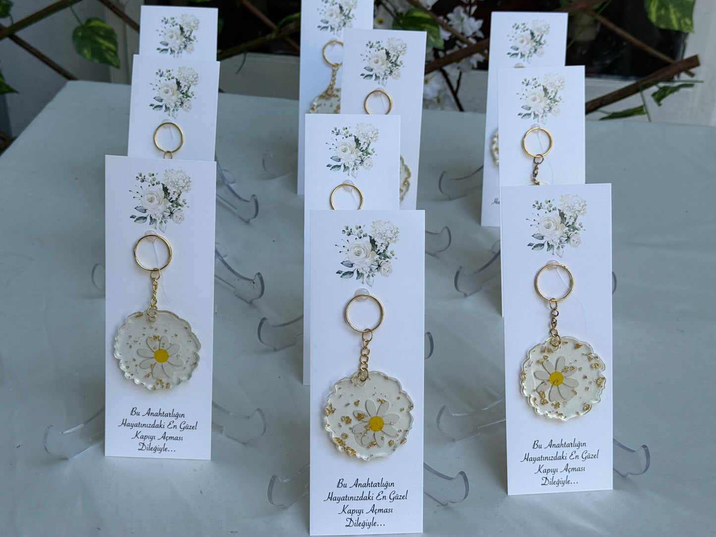 Gastgeschenk Set Epoxidharz‑Schlüsselanhänger Gänseblümchen (für 50 Gäste)