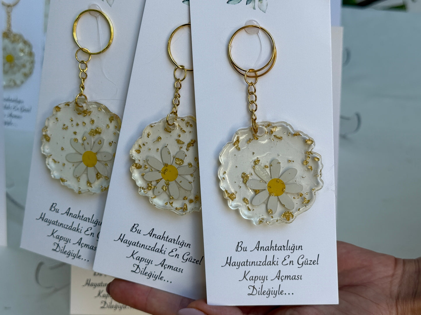 Gastgeschenk Set Epoxidharz‑Schlüsselanhänger Gänseblümchen (für 50 Gäste)