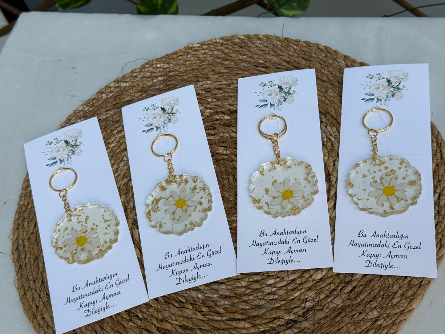 Gastgeschenk Set Epoxidharz‑Schlüsselanhänger Gänseblümchen (für 50 Gäste)