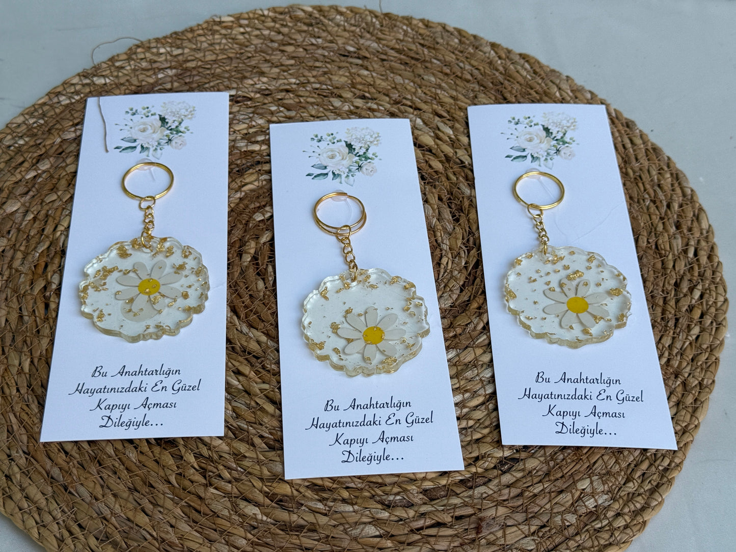 Gastgeschenk Set Epoxidharz‑Schlüsselanhänger Gänseblümchen (für 50 Gäste)