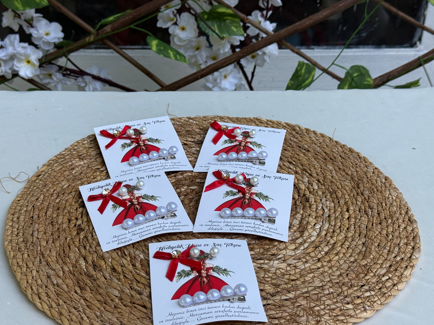 Gastgeschenk Set Perlen‑Haarklammer mit roter Schleife (für 50 Gäste)