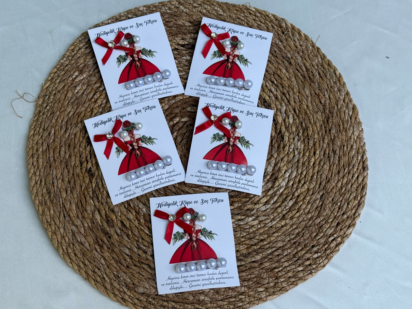 Gastgeschenk Set Perlen‑Haarklammer mit roter Schleife (für 50 Gäste)