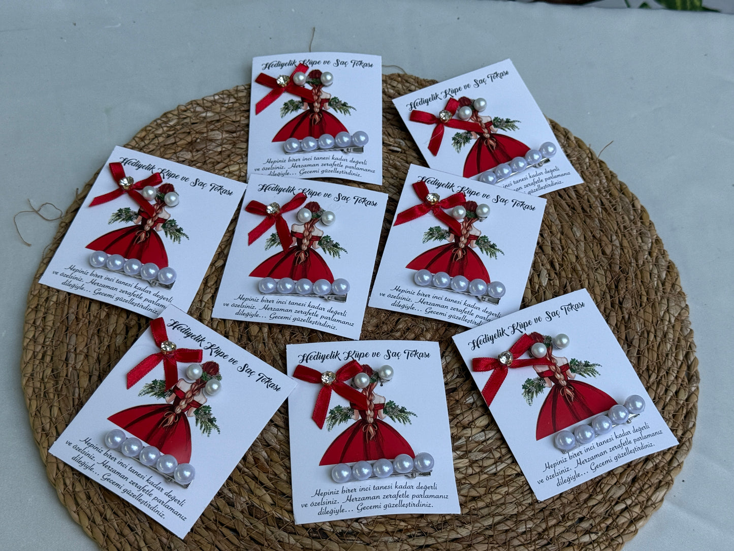 Gastgeschenk Set Perlen‑Haarklammer mit roter Schleife (für 50 Gäste)