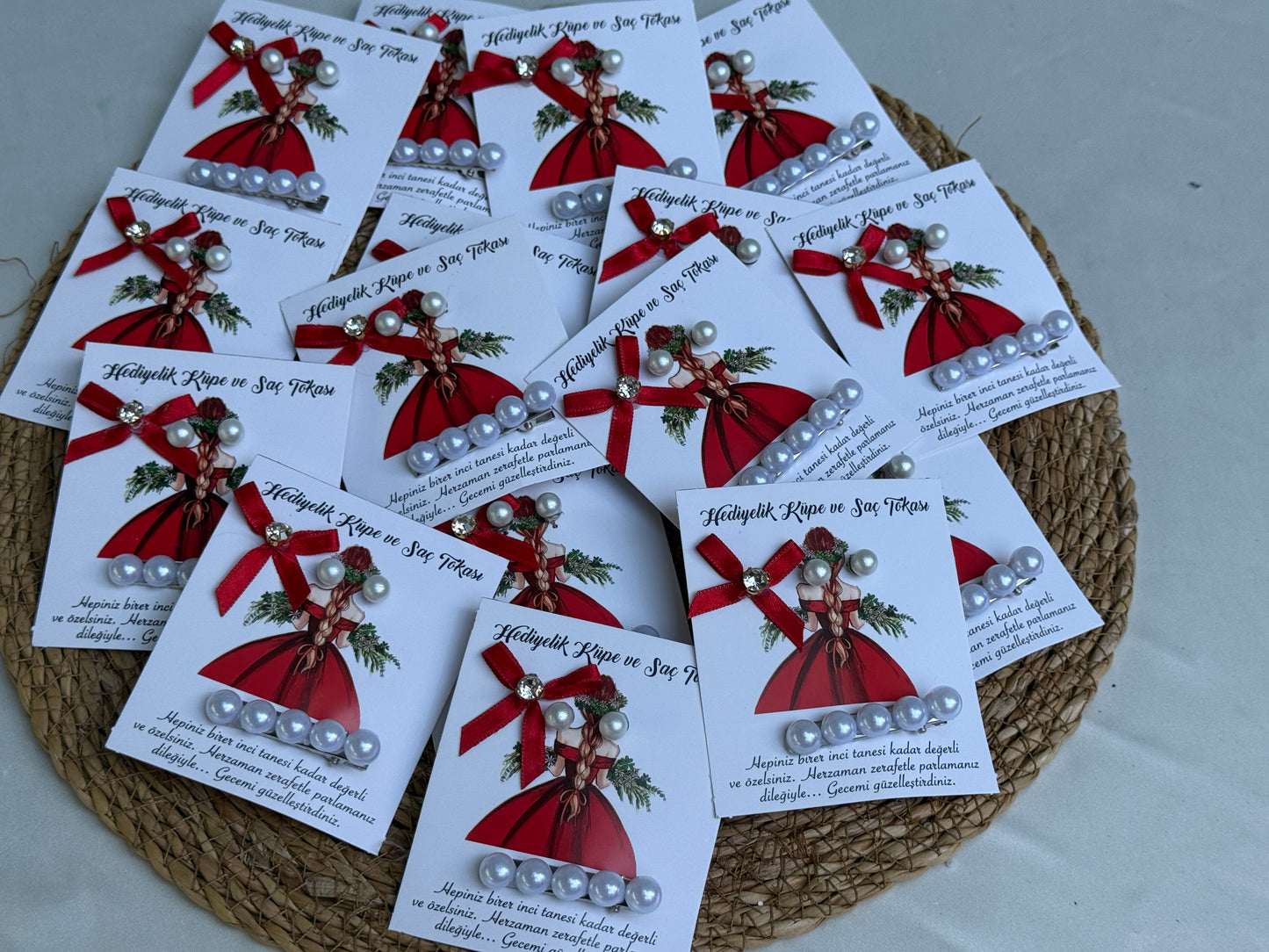 Gastgeschenk Set Perlen‑Haarklammer mit roter Schleife (für 50 Gäste)