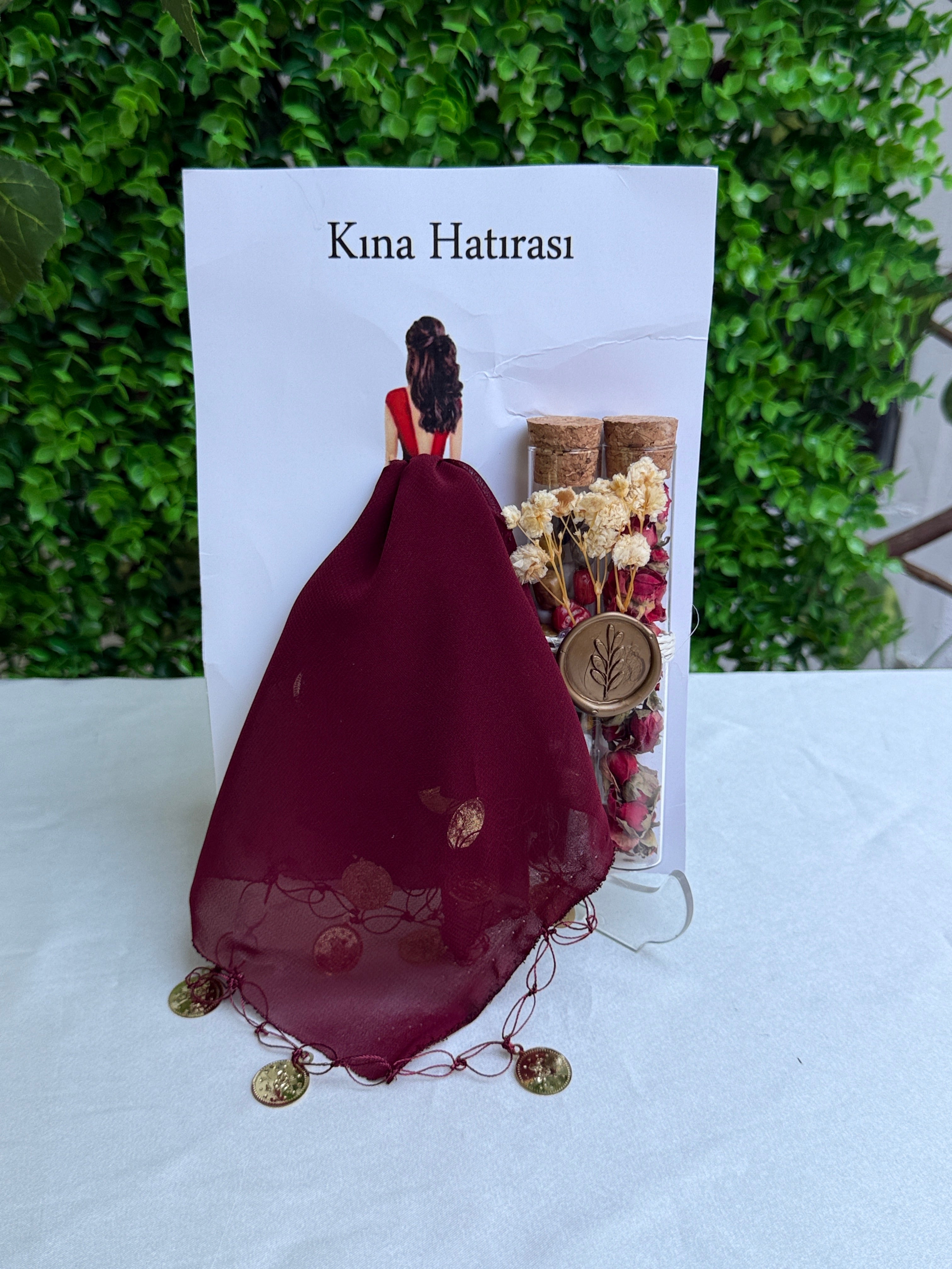 Tube en verre avec chocolat, pétales de rose et tissu Halay
