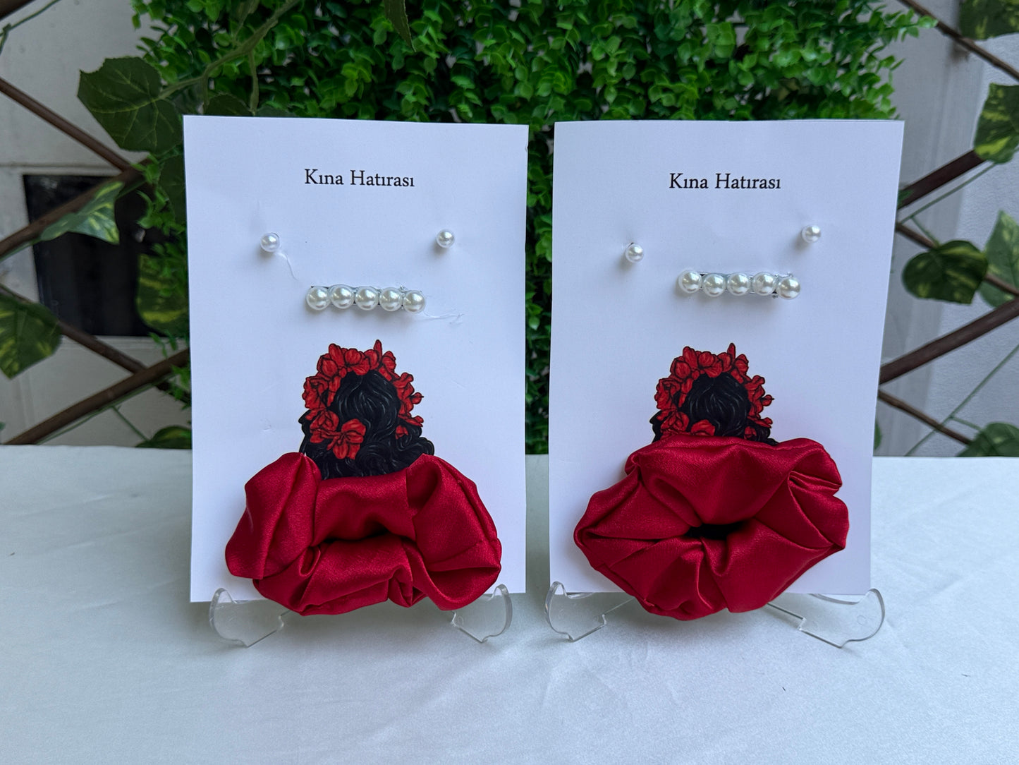 Gastgeschenk Set rotes Satin Scrunchie mit Perlenkart (für 50 Gäste)