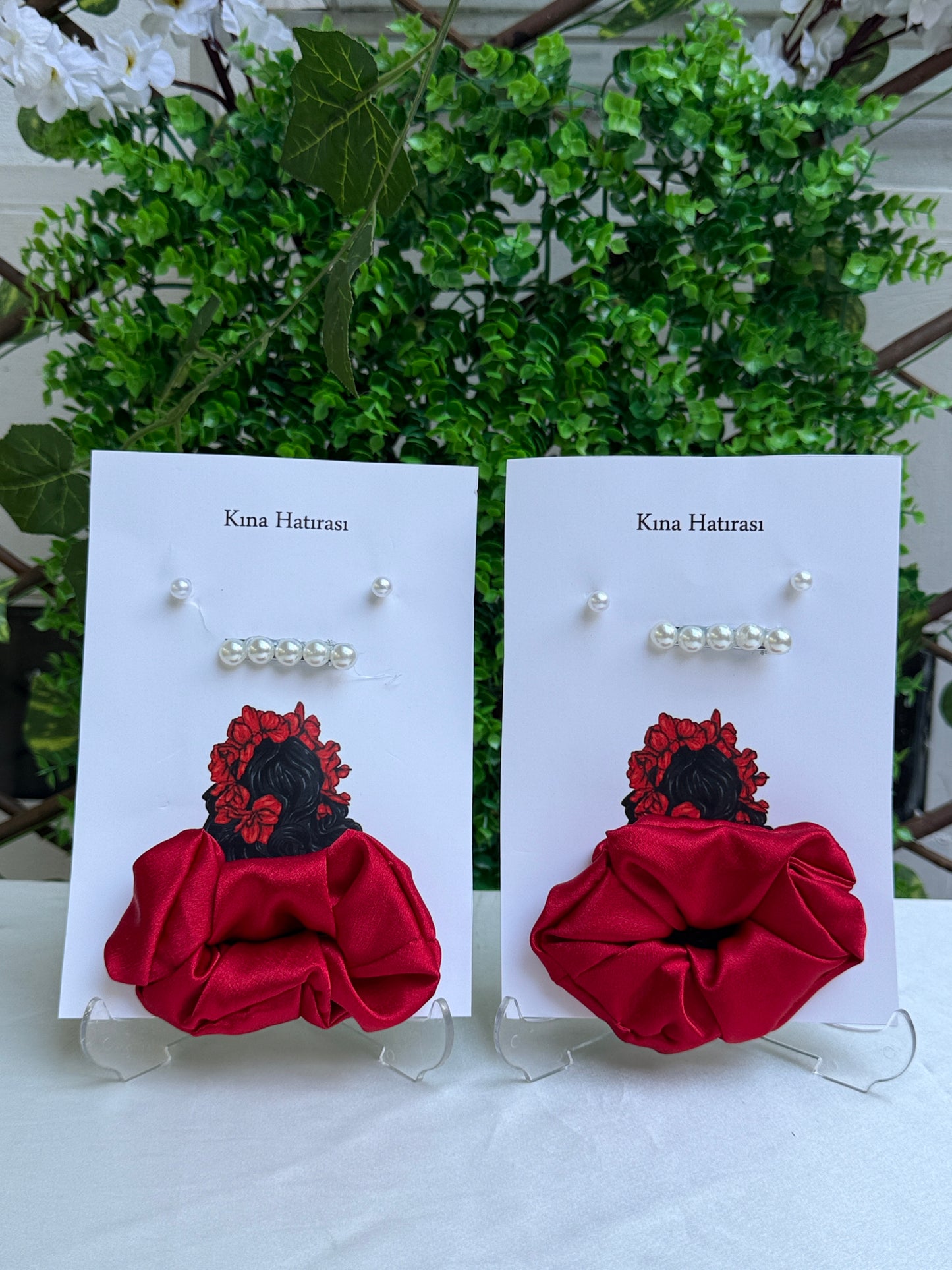 Gastgeschenk Set rotes Satin Scrunchie mit Perlenkart (für 50 Gäste)