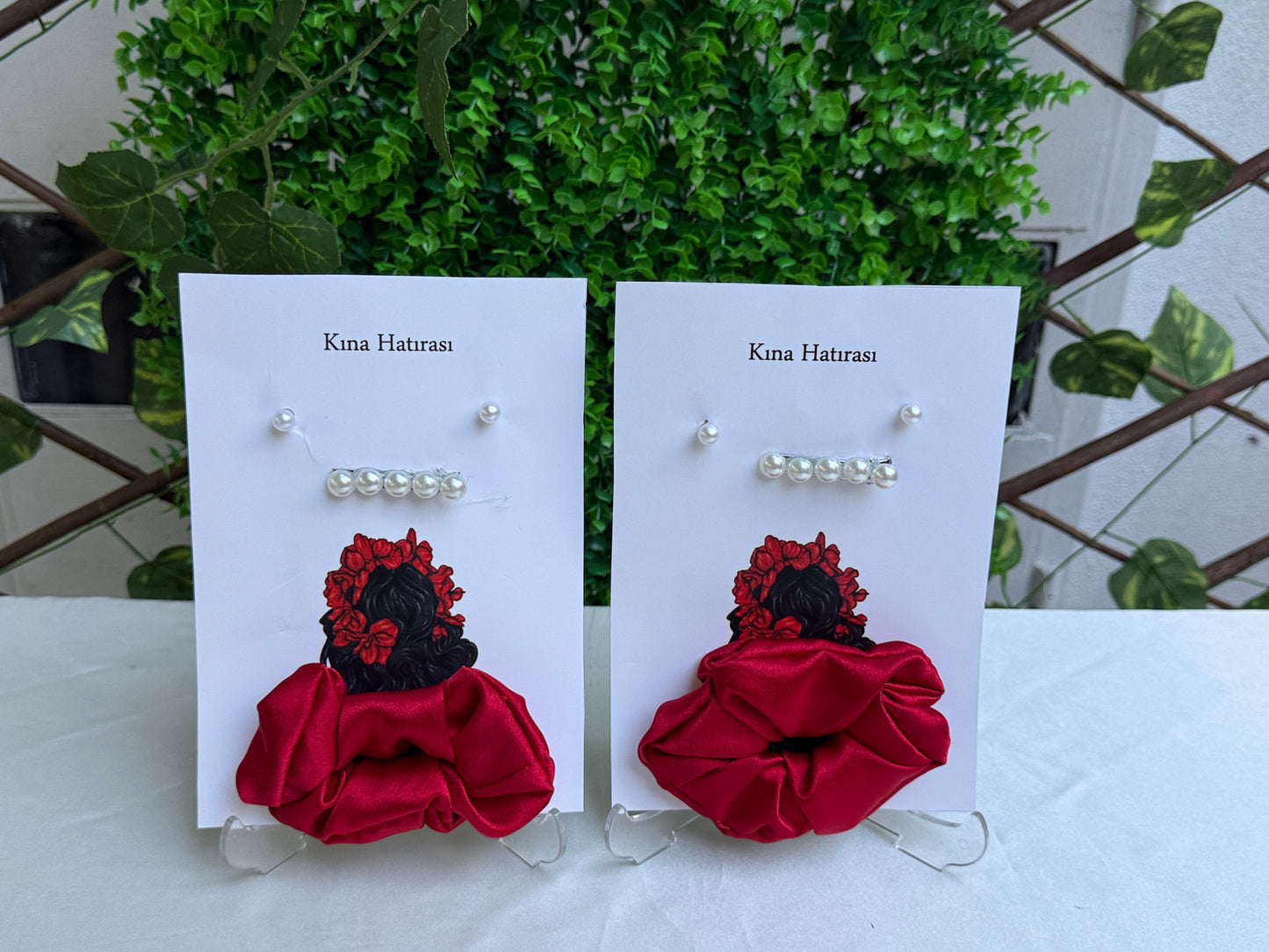 Gastgeschenk Set rotes Satin Scrunchie mit Perlenkart (für 50 Gäste)