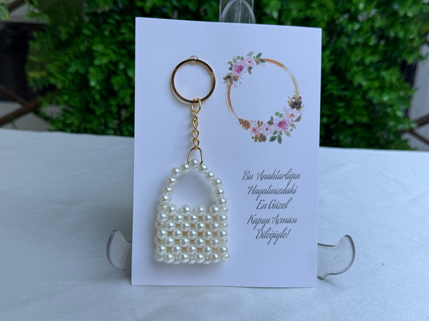 Gastgeschenk Set Weiße Perlen‑Taschenschlüsselanhänger auf Karte für 50 Gäste