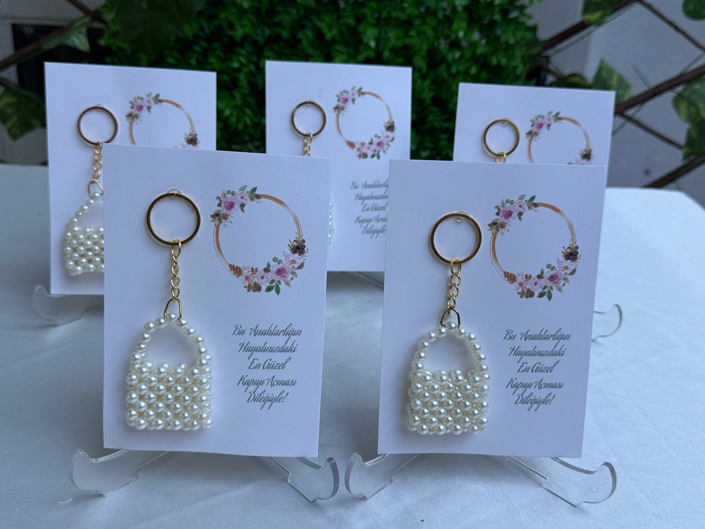 Gastgeschenk Set Weiße Perlen‑Taschenschlüsselanhänger auf Karte für 50 Gäste