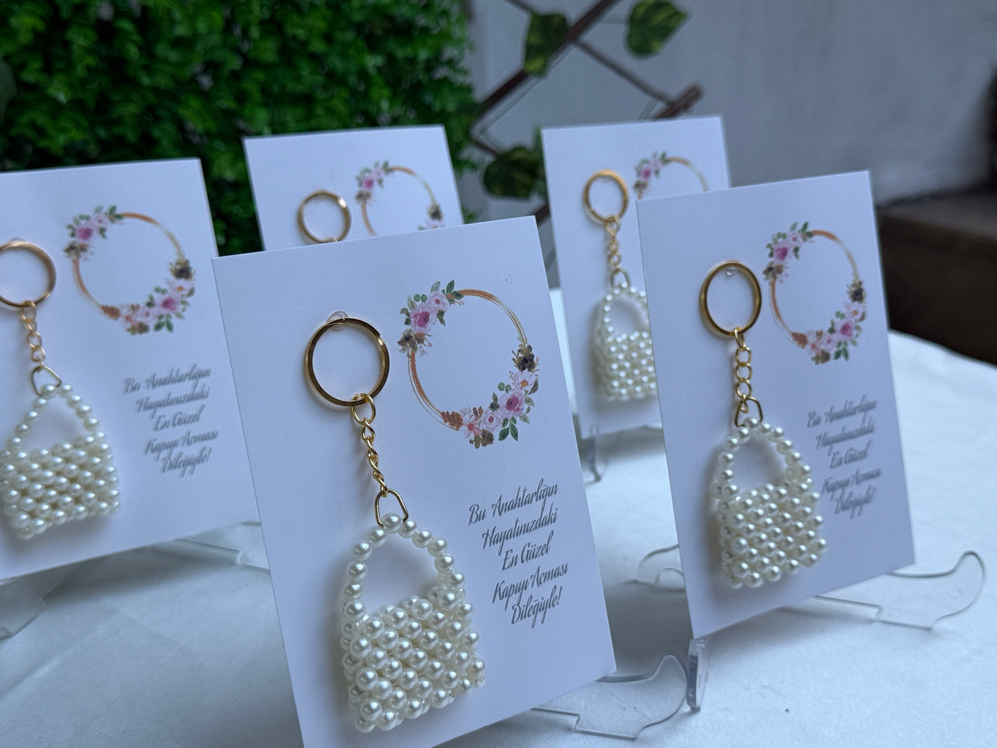 Gastgeschenk Set Weiße Perlen‑Taschenschlüsselanhänger auf Karte für 50 Gäste