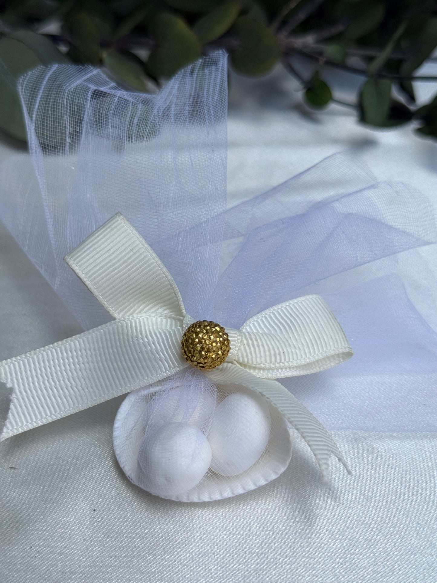 Gastgeschenk Set Muschelschale mit weißen Mandelbonbons & Tüllschleife (für 50 Gäste)