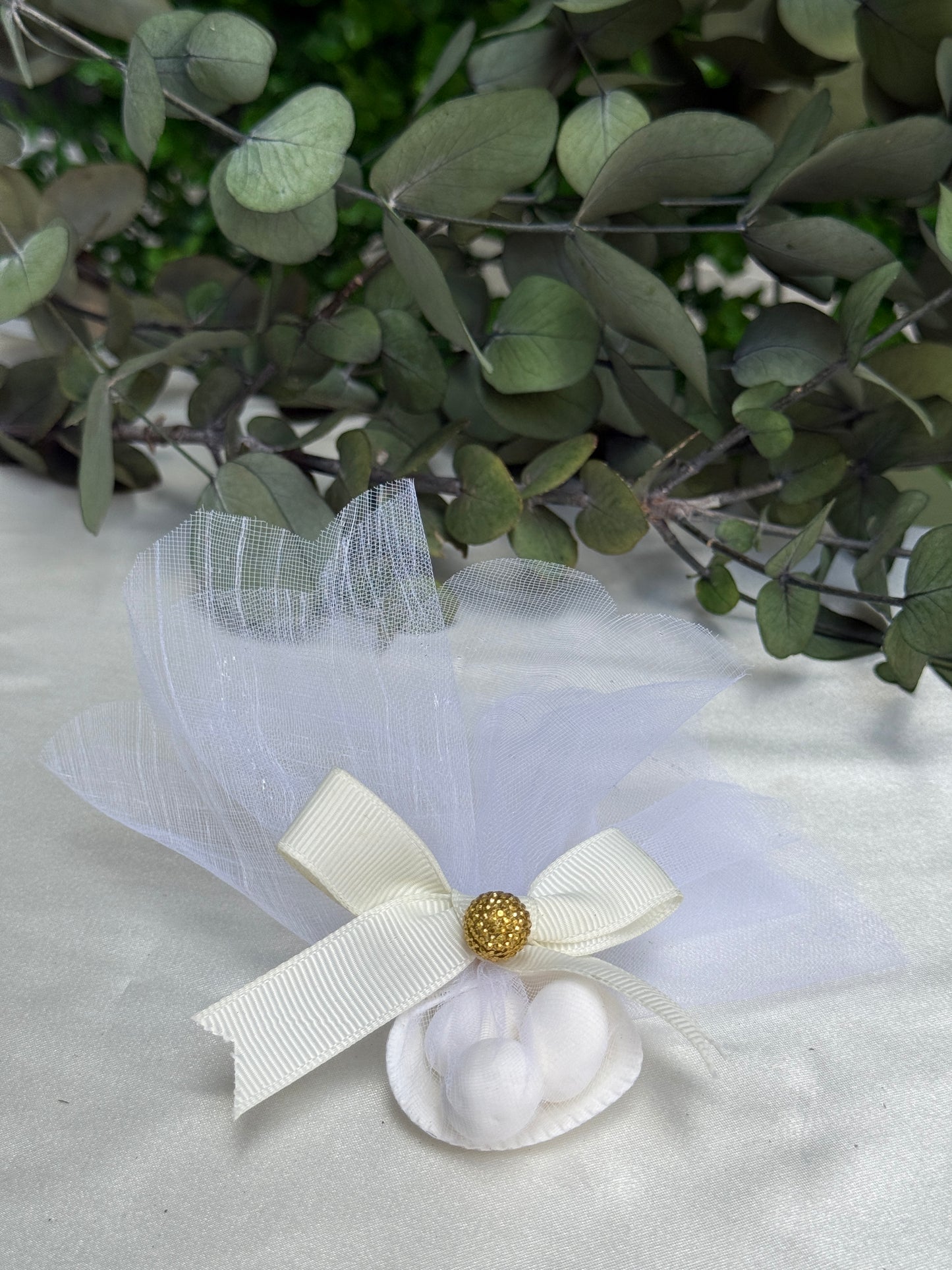 Gastgeschenk Set Muschelschale mit weißen Mandelbonbons & Tüllschleife (für 50 Gäste)