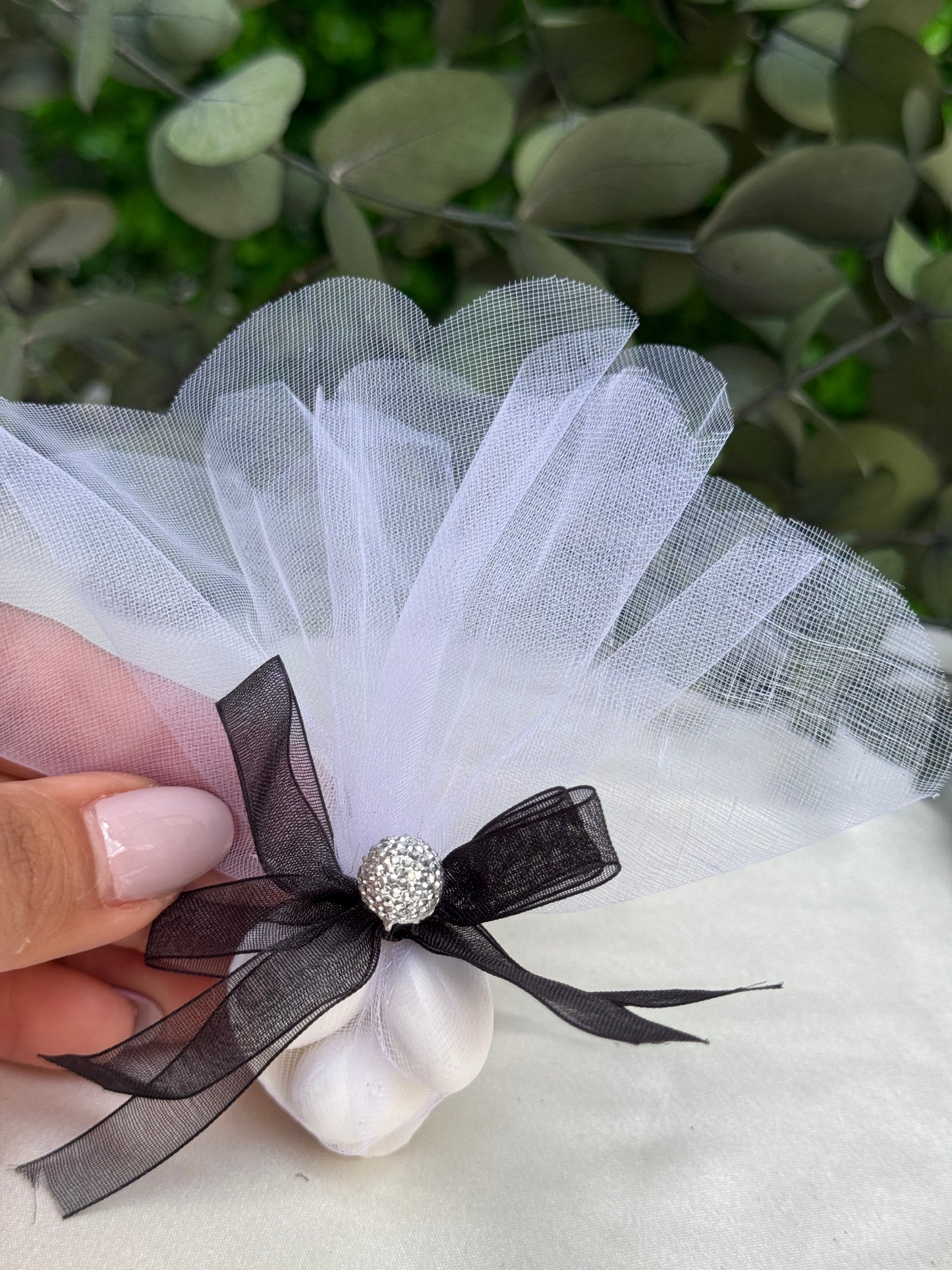 Gastgeschenk Set Muschelschale mit Mandelbonbons & schwarzer Tüllschleife (für 50 Gäste)