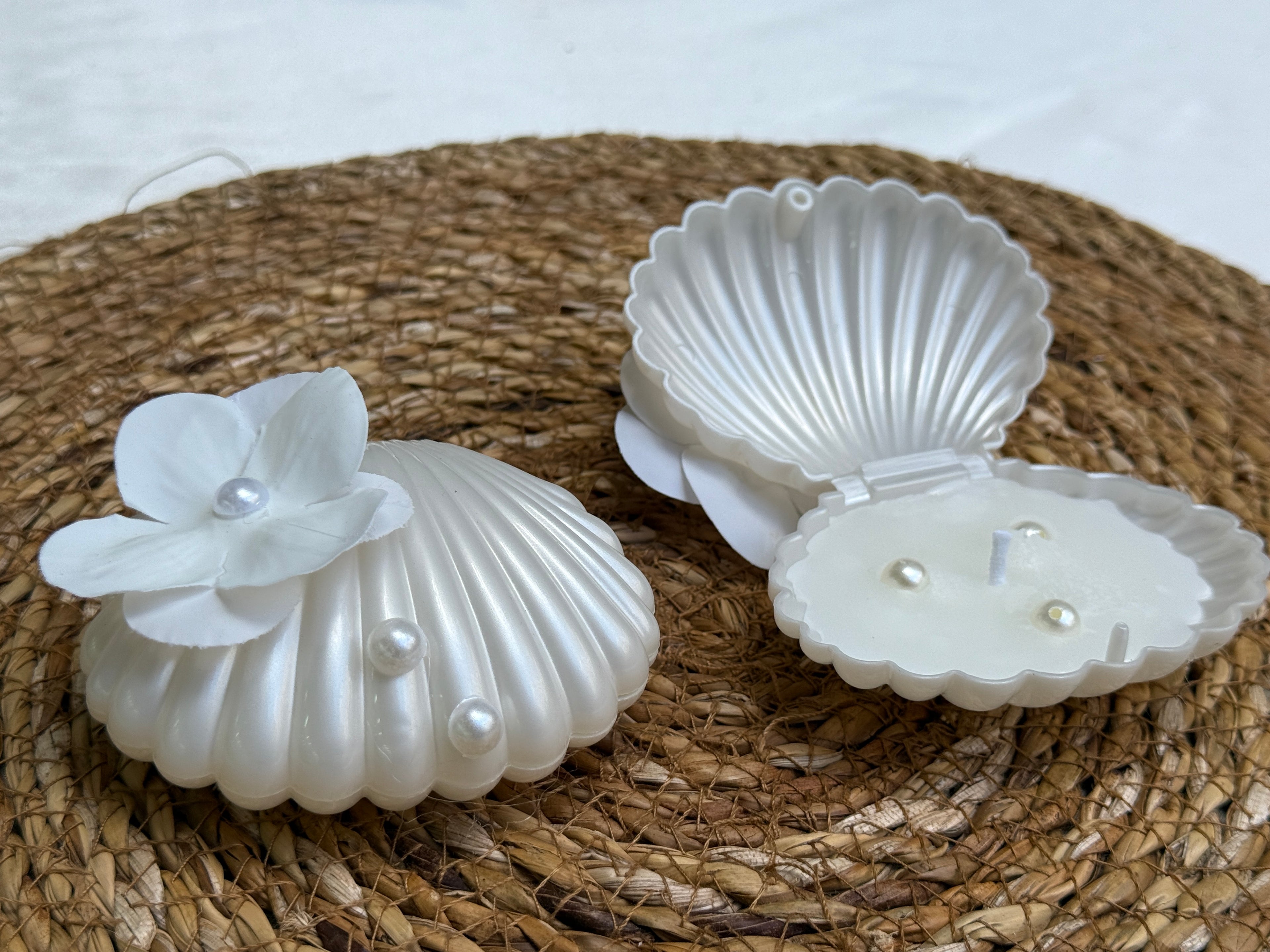 Candela a conchiglia con fiore