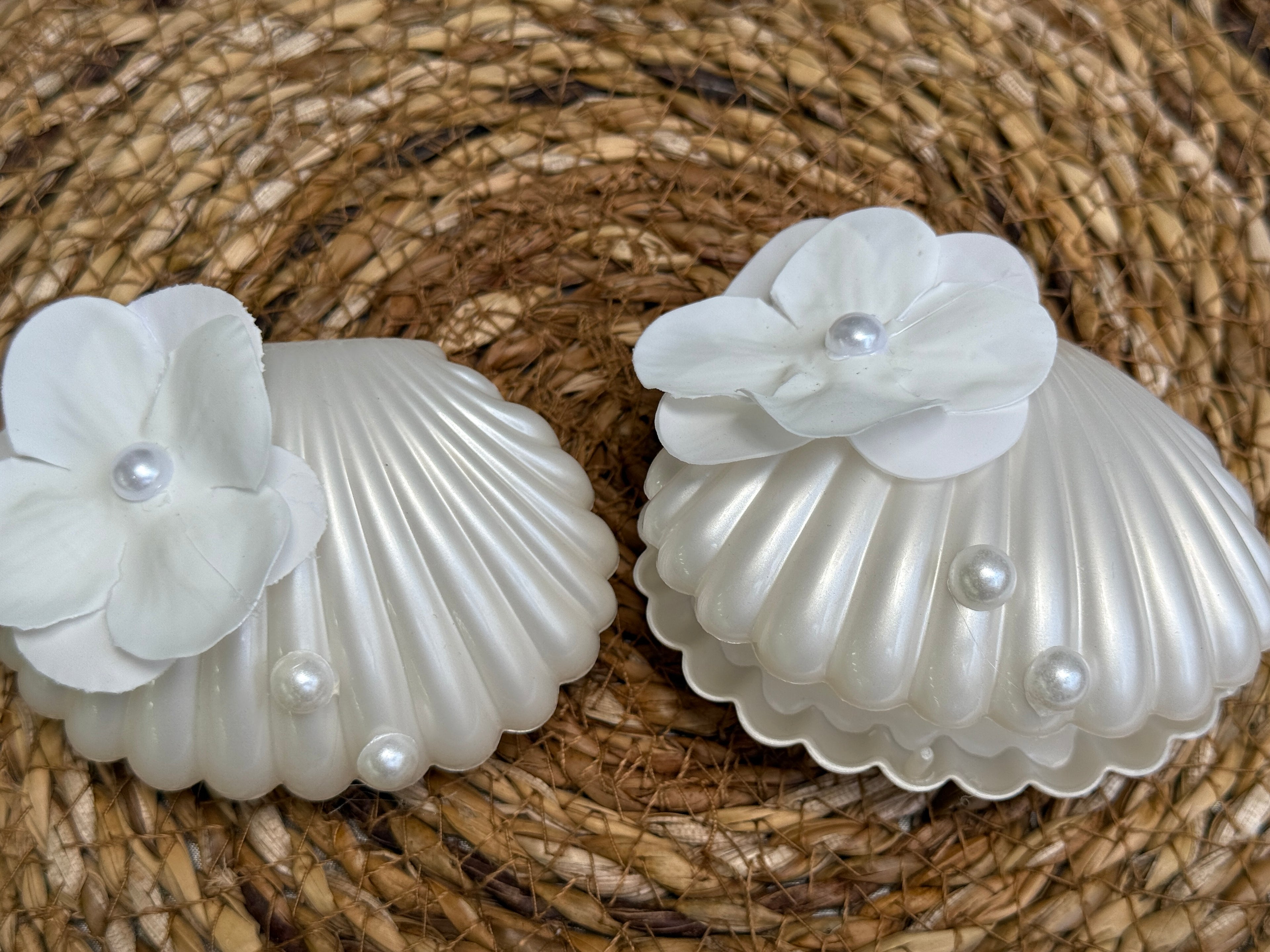Candela a conchiglia con fiore