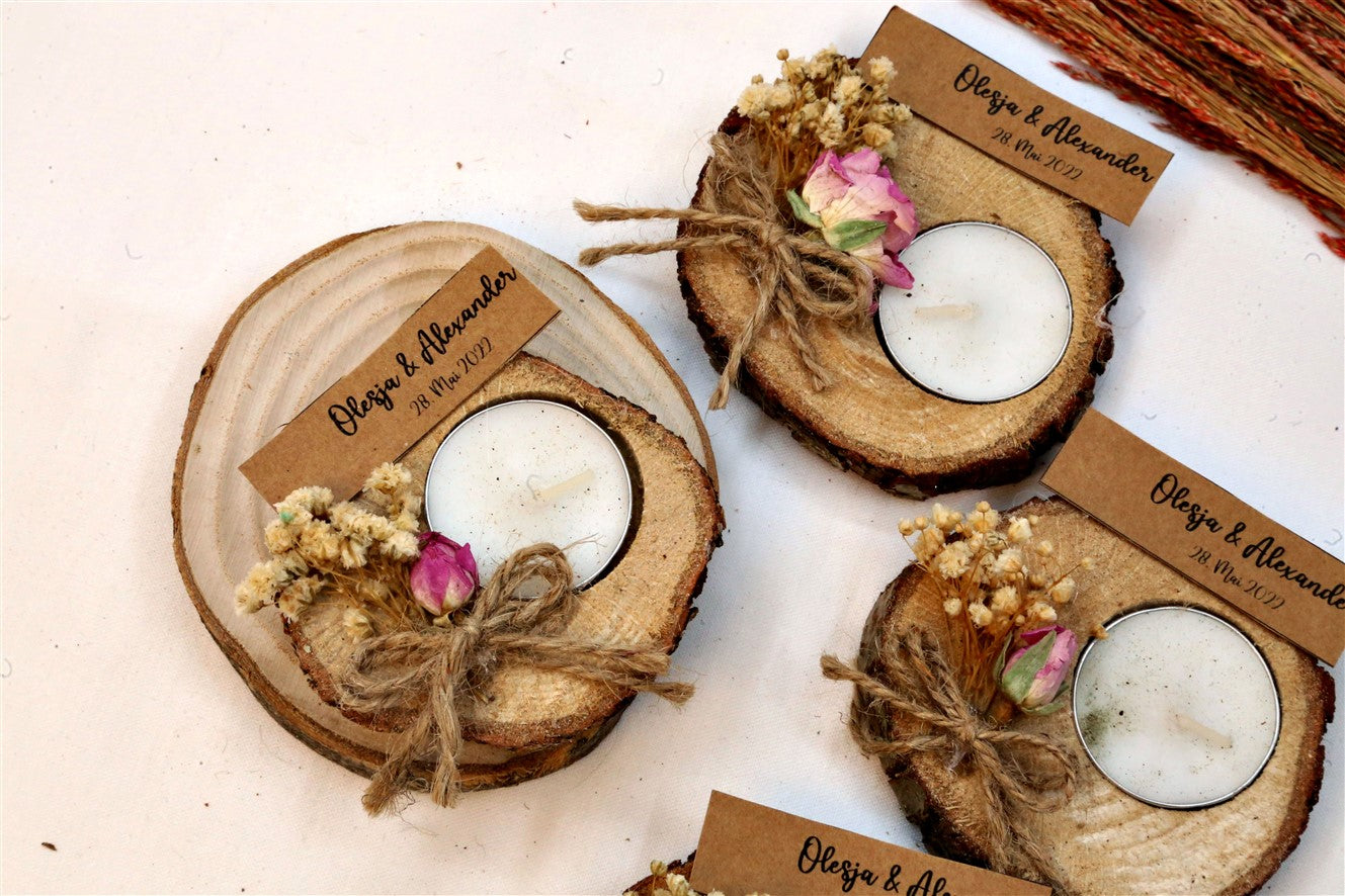 Personalisierte Kerze auf Holzscheibe mit Trockenblumen, Juteband und Rosenknospe