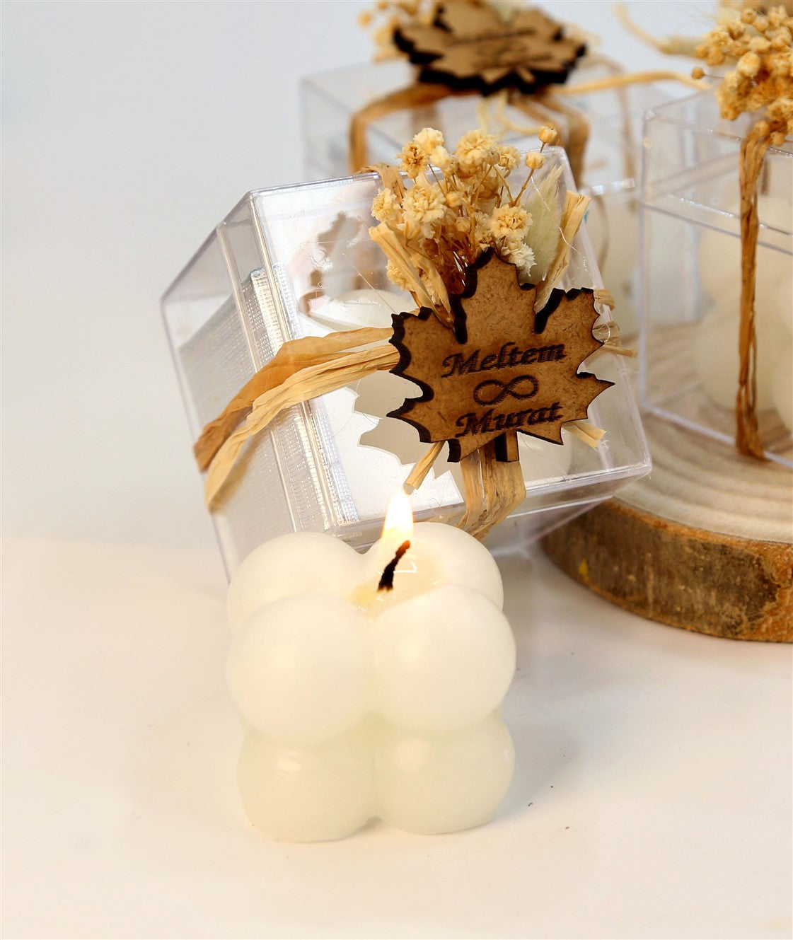 Personalisierte Bubble Kerze mit transparenter Geschenkbox und Holzanhänger