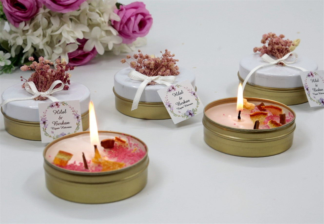 Personalisierte Kerze in goldener Metalldose mit Blumen, Schleife & Etikett