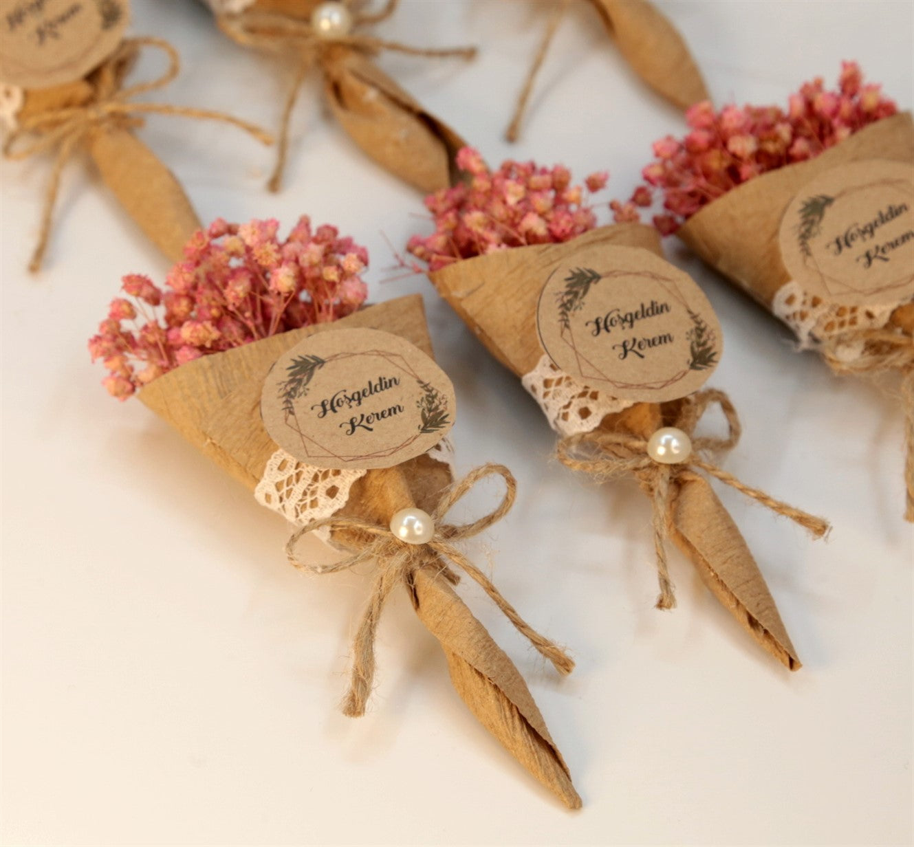 Personalisiertes Boho Gastgeschenk mit Trockenblumen in Kraftpapier Spitztüte