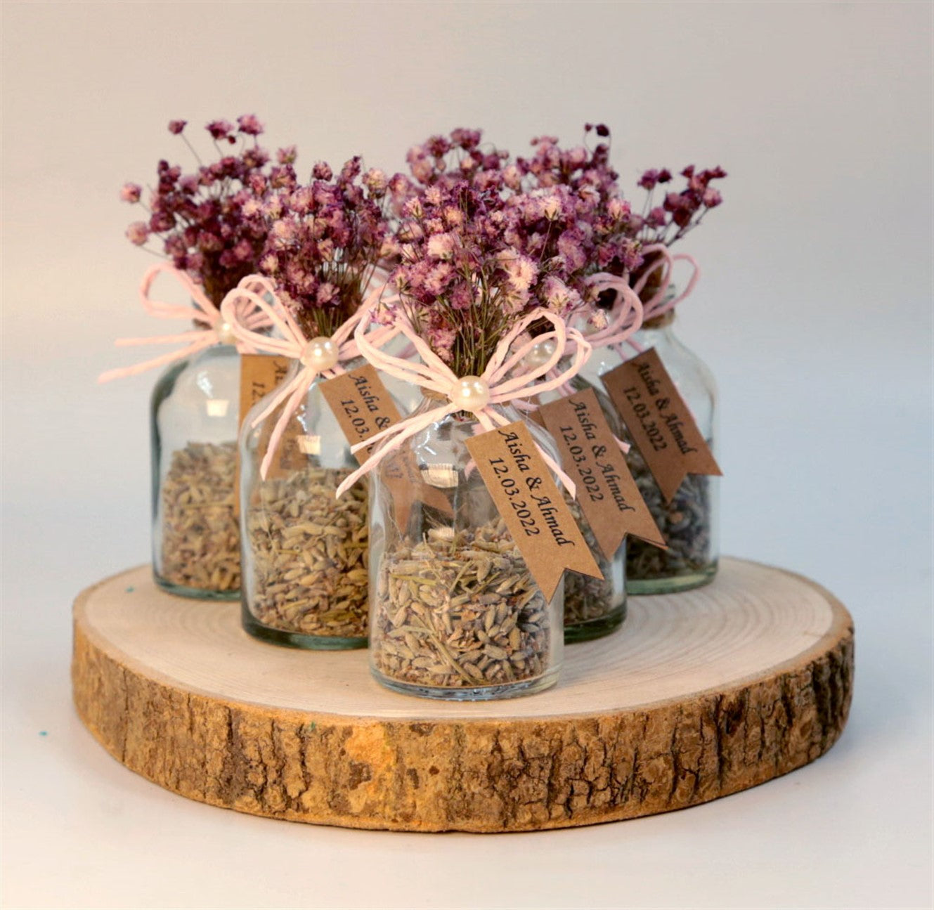 Personalisierte Lavendel-Fläschchen mit lila Trockenblumen und rosa Schleife