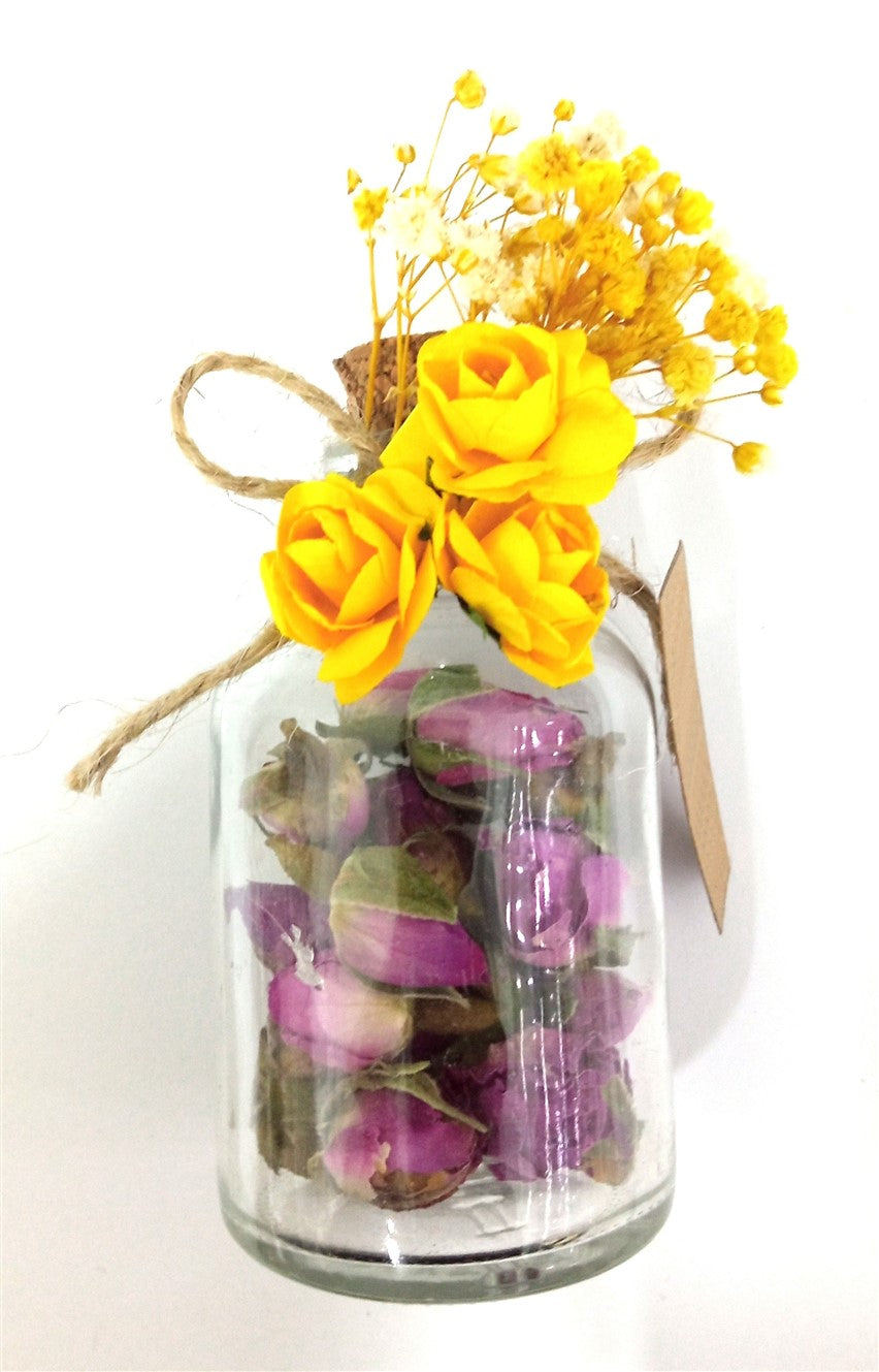Personalisiertes Mini-Glas mit getrockneten Rosenknospen und gelber Blütendekoration