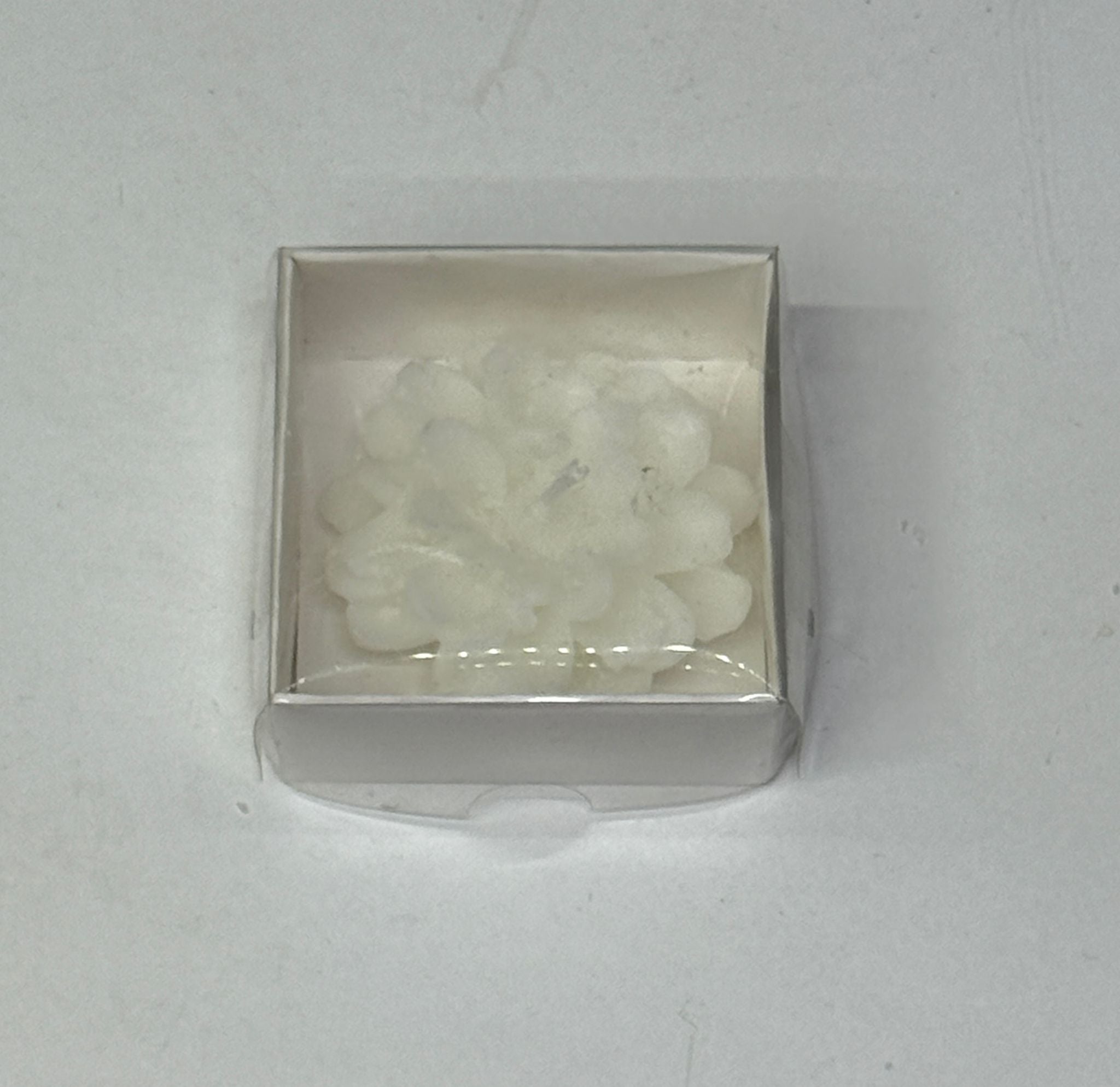 Weiße Blütenkerze in heller Geschenkbox