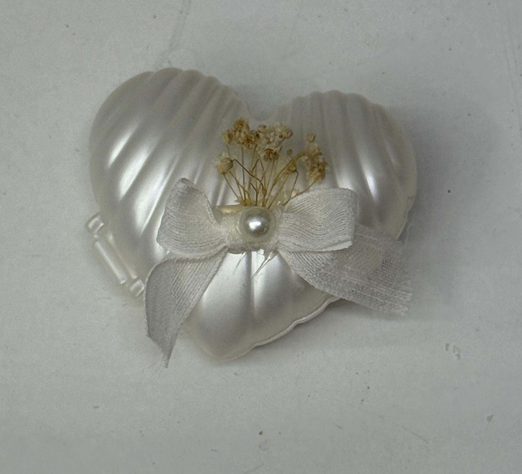 Perlweiße Herzkerze mit Schleife, Perle und Trockenblumen