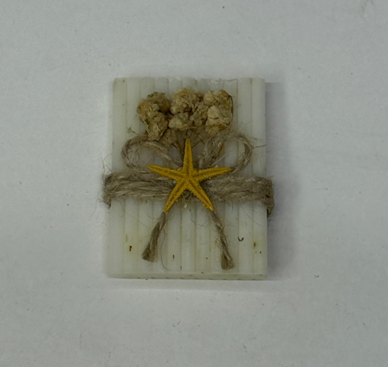 Rechteckige Duftseife mit Juteband, Seestern und Trockenblumen