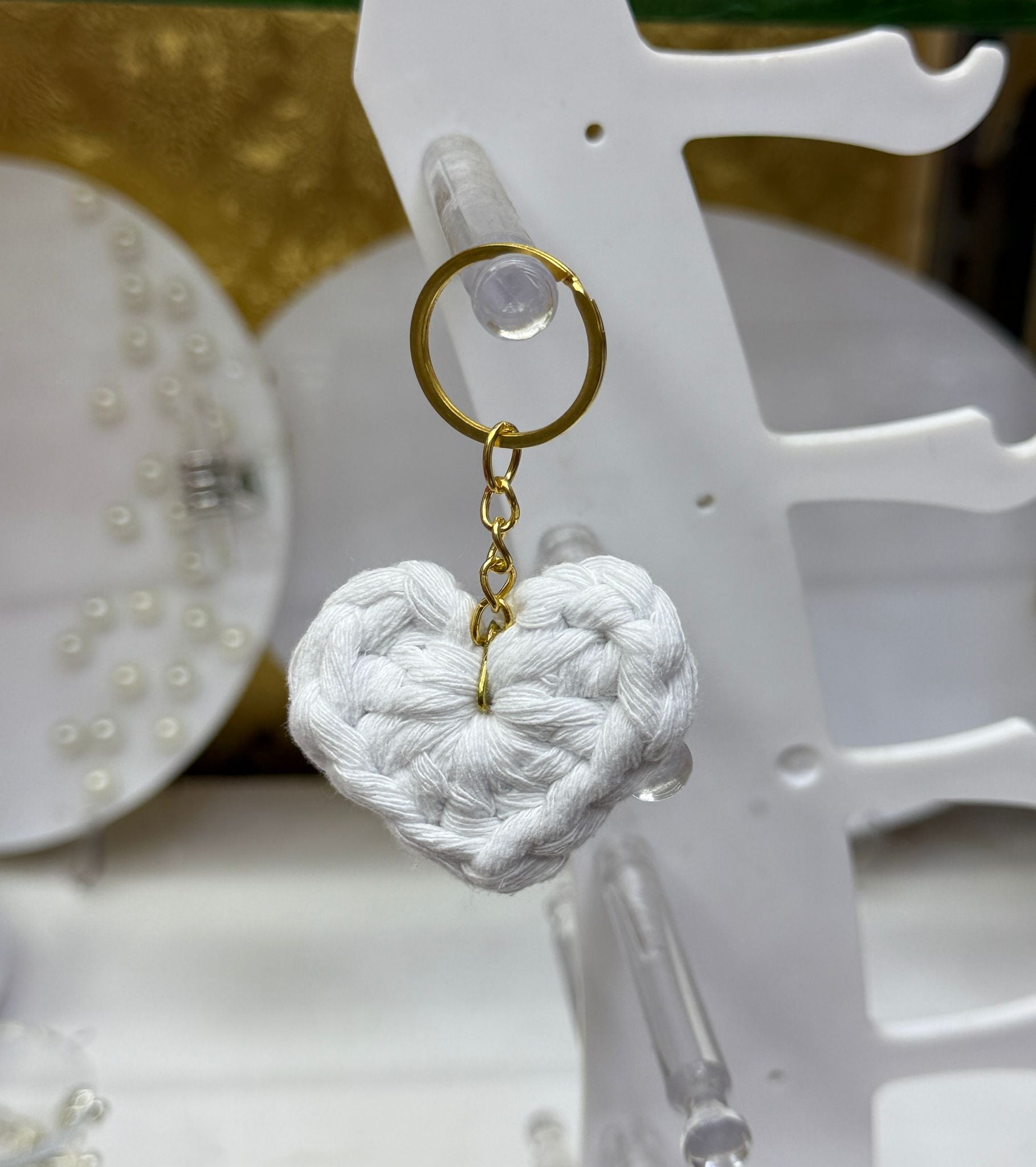 Herzförmiger Makramee-Schlüsselanhänger mit goldfarbenem Ring