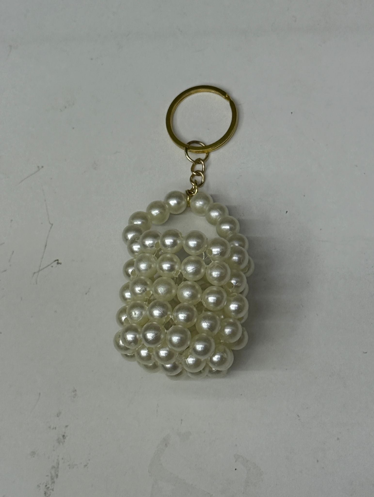 Perlen-Schlüsselanhänger Mini Tasche mit goldfarbenem Ring