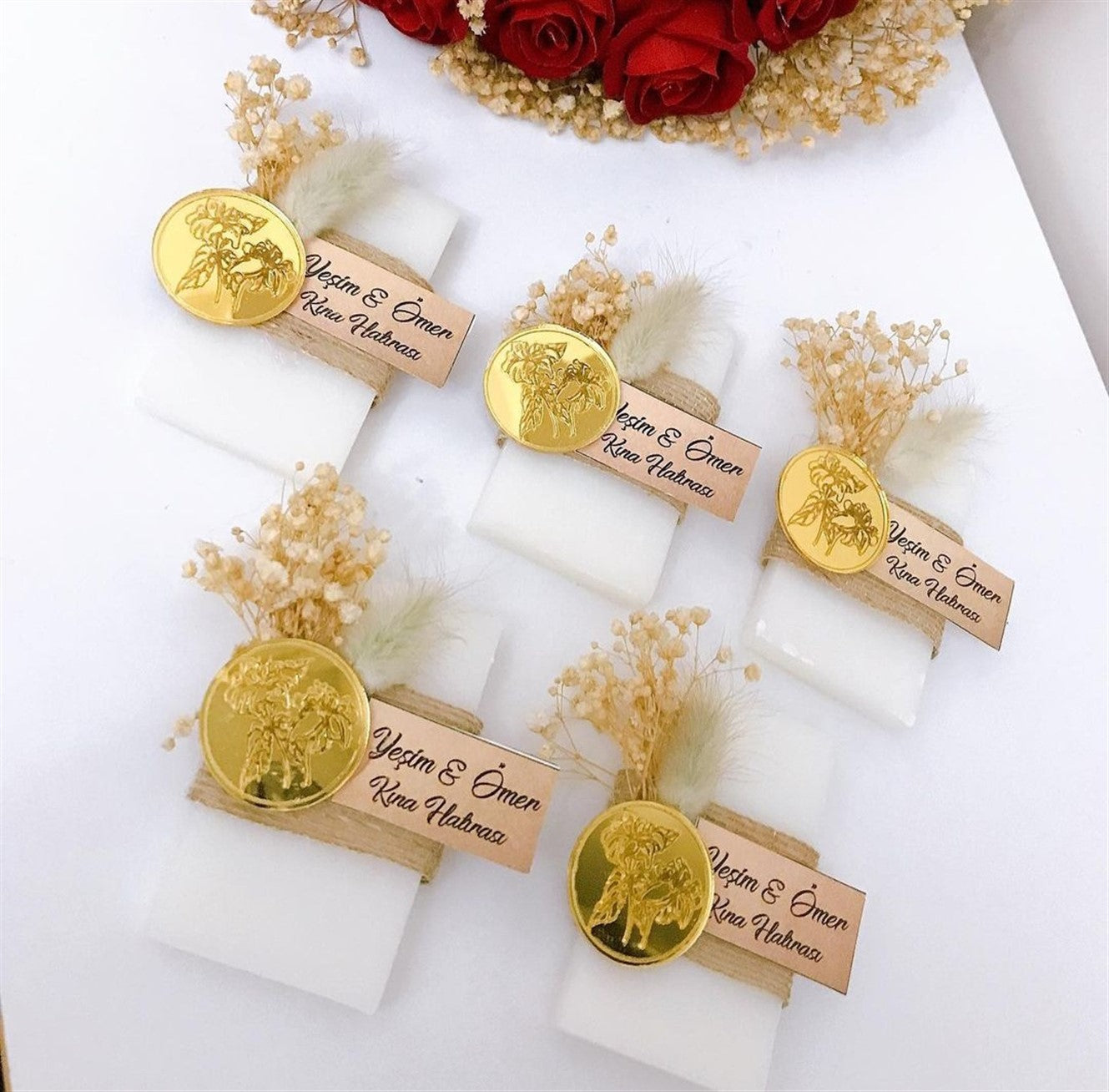 Personalisierte Lavendelseife mit Trockenblumen, Juteband und Goldplakette