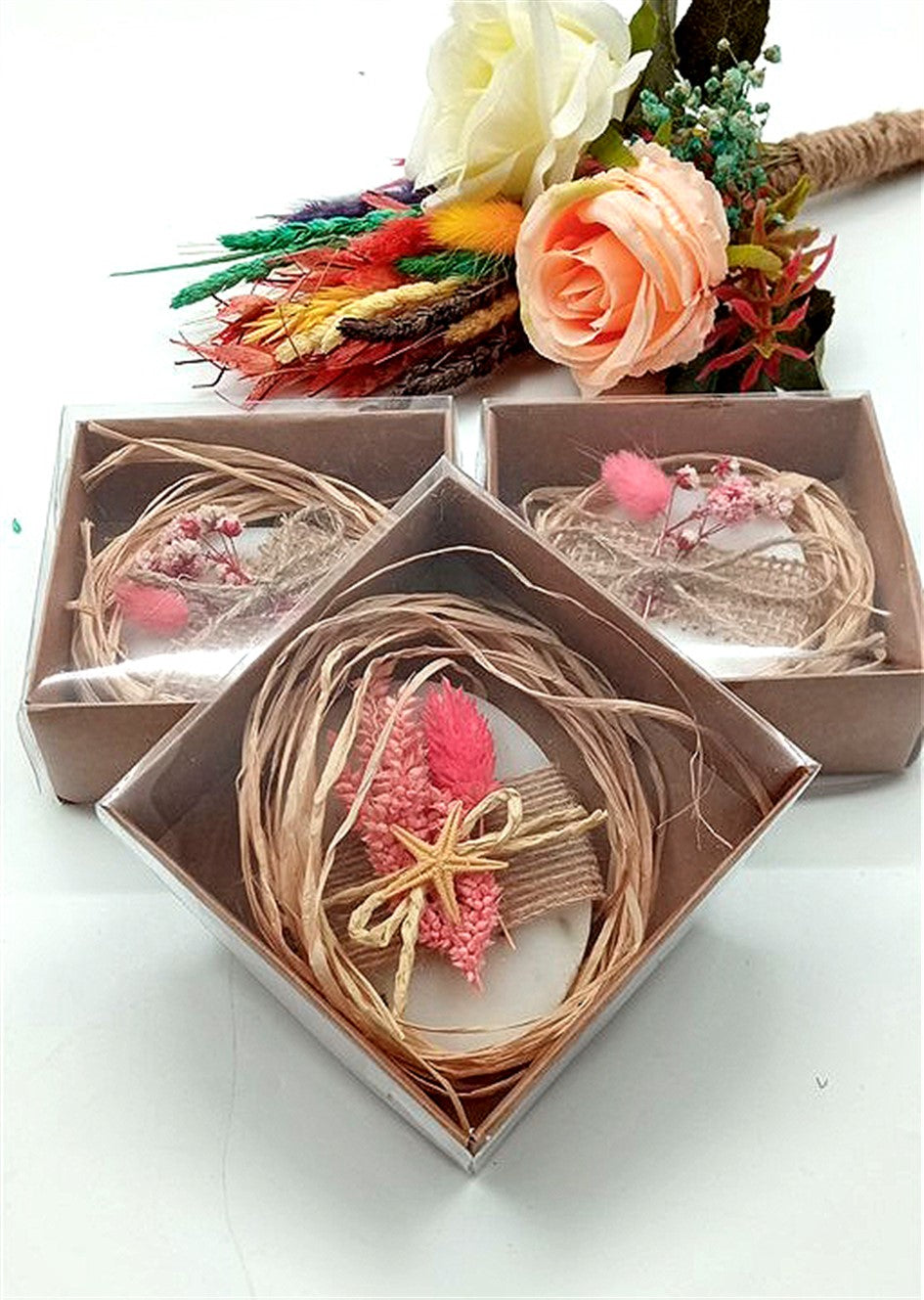 Ovale Lavendelseife in Geschenkbox mit rosa Trockenblumen und Seestern